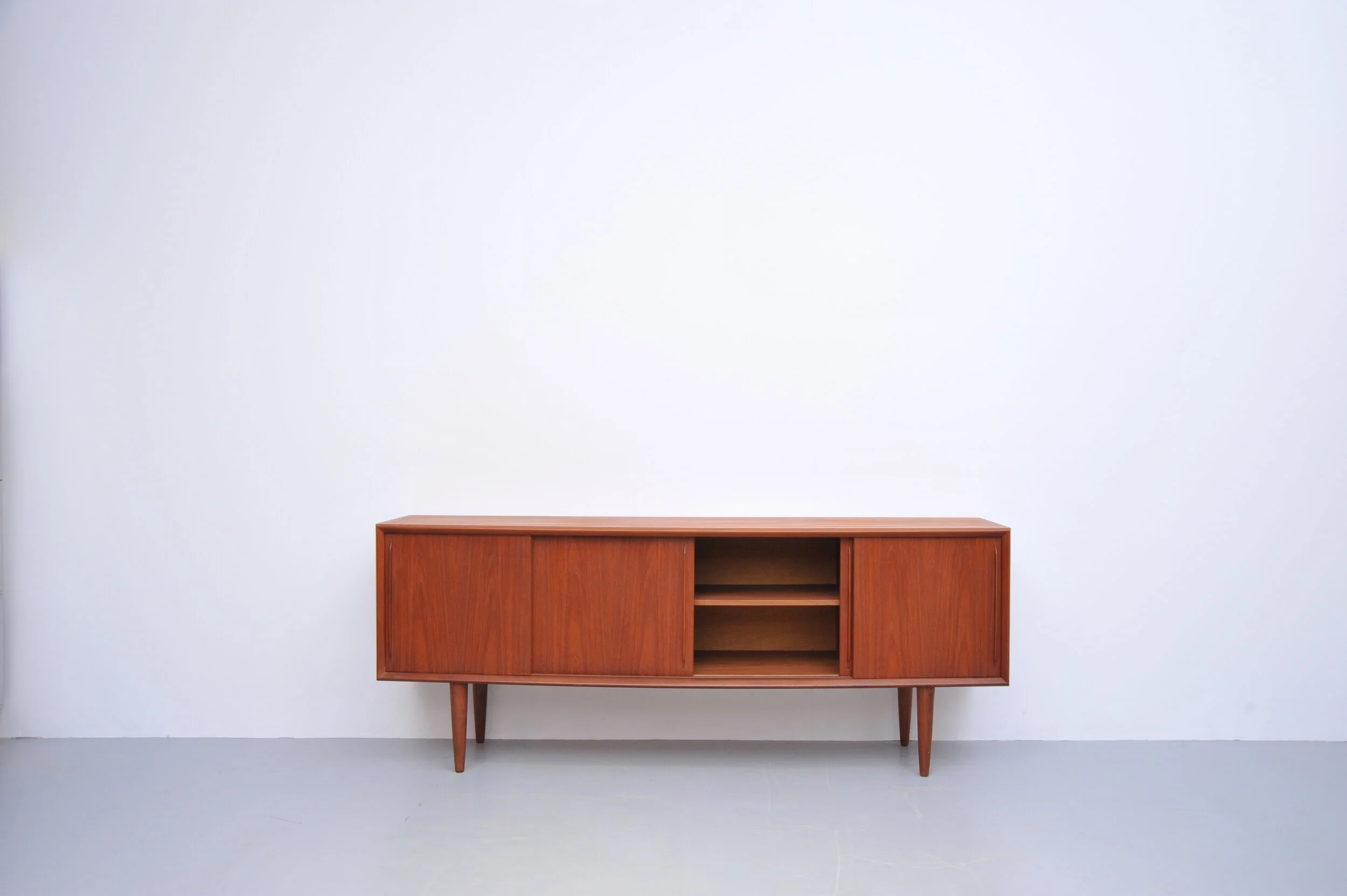 arne-vodder-sideboard-teak-h.-p.-hansen-dänemark-tür-mitte-rechts.JPG