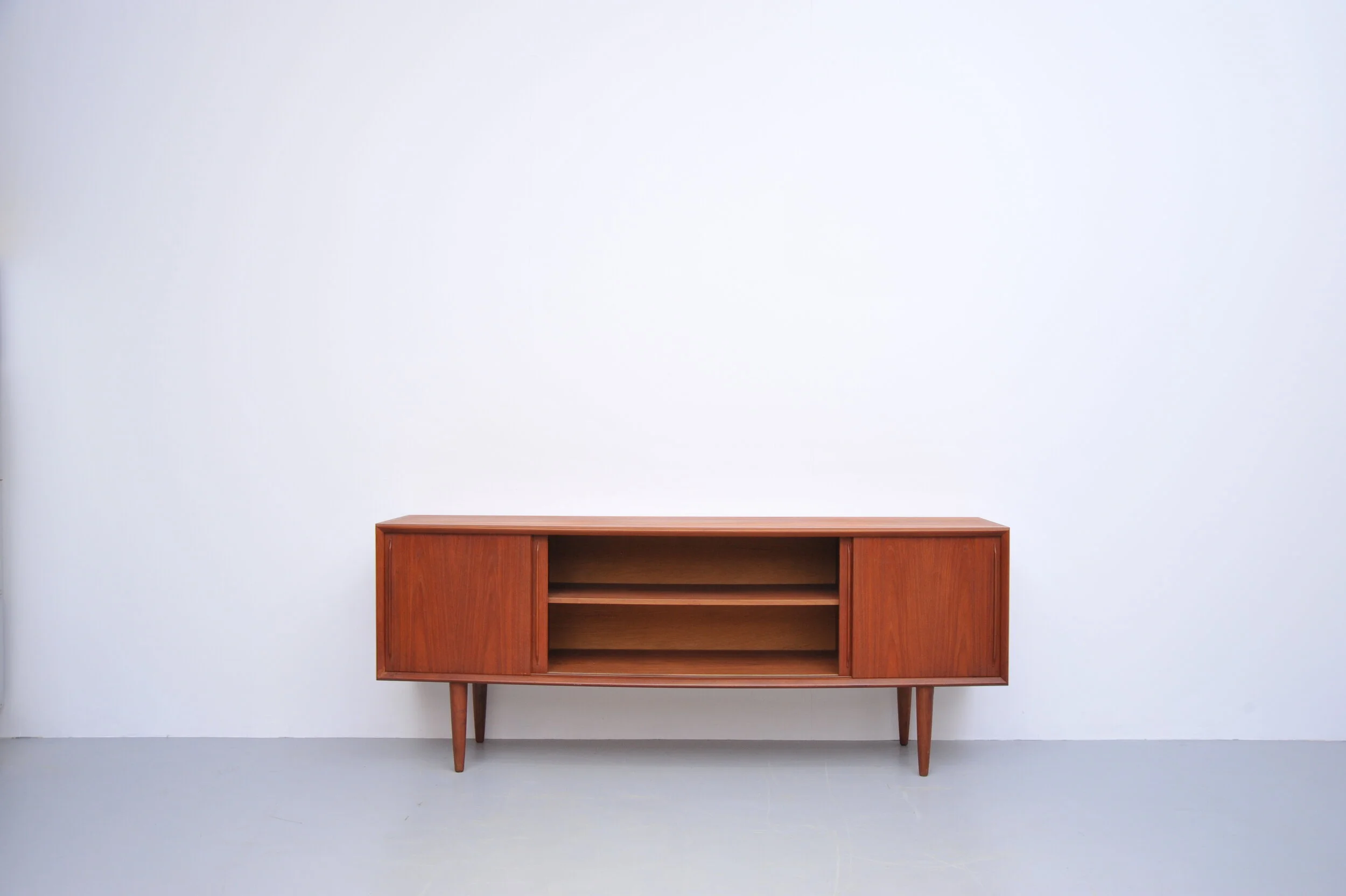 arne-vodder-sideboard-teak-h.-p.-hansen-dänemark-tür-mitte.JPG
