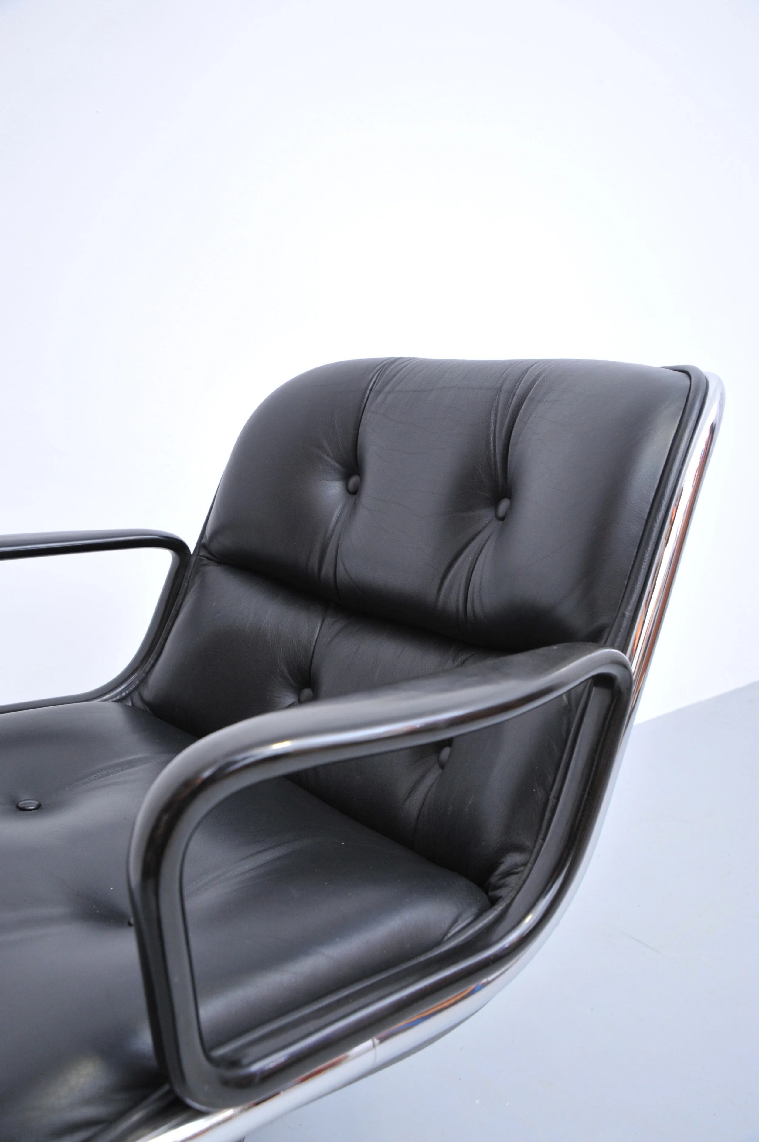 charles-pollock-executive-chair-knoll-interantional-leder-schwarz-armlehne-links.JPG