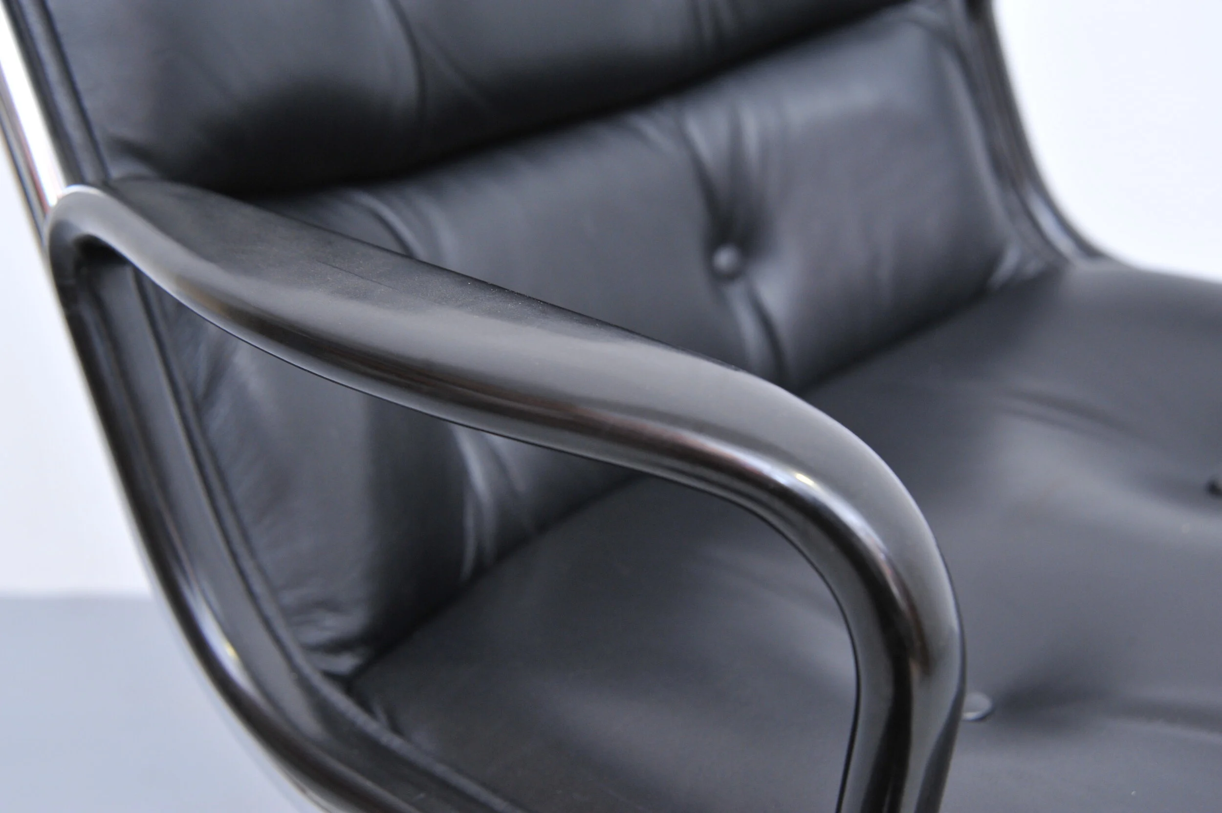 charles-pollock-executive-chair-knoll-interantional-leder-schwarz-armlehne-rechts.JPG