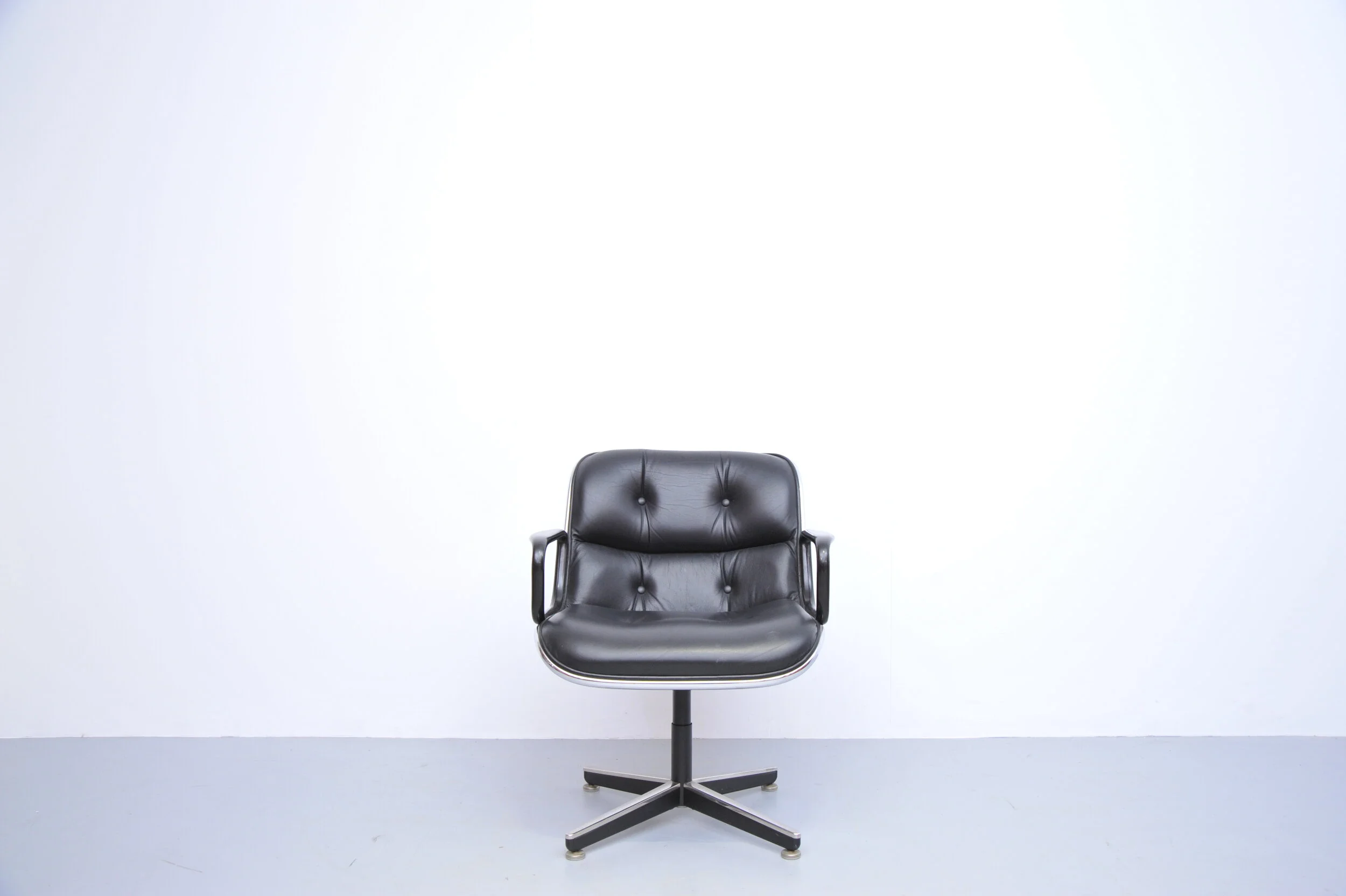 charles-pollock-executive-chair-knoll-interantional-leder-schwarz-front.JPG