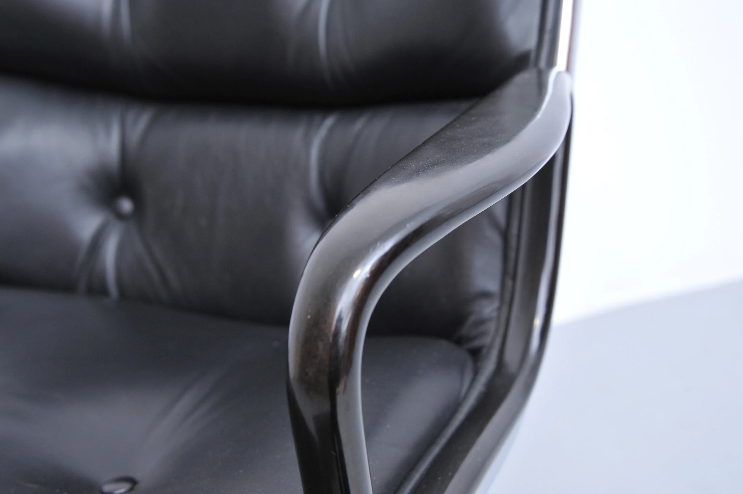 charles-pollock-executive-chair-knoll-interantional-leder-schwarz-detail.JPG