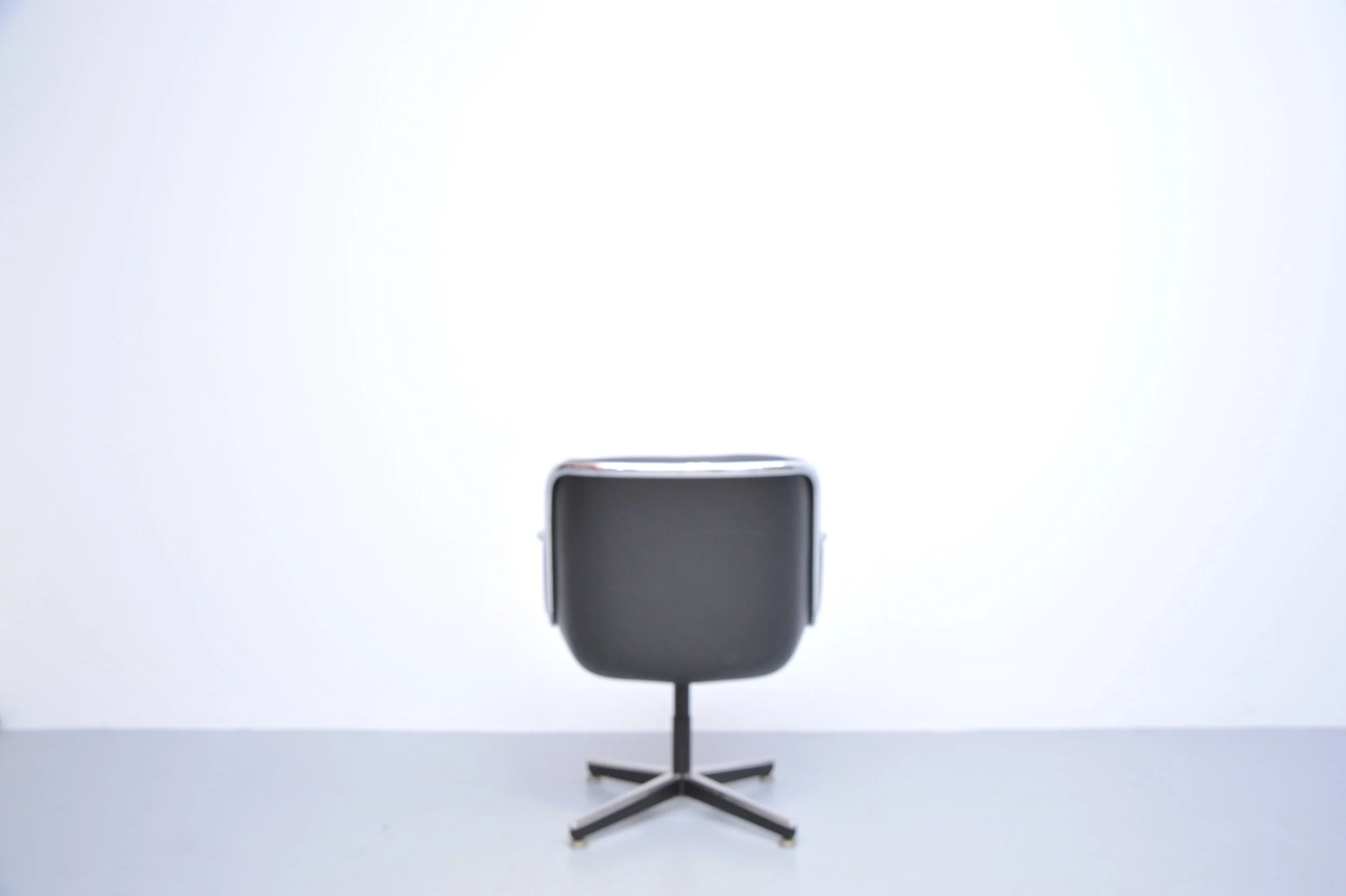charles-pollock-executive-chair-knoll-interantional-leder-schwarz-hinten.JPG