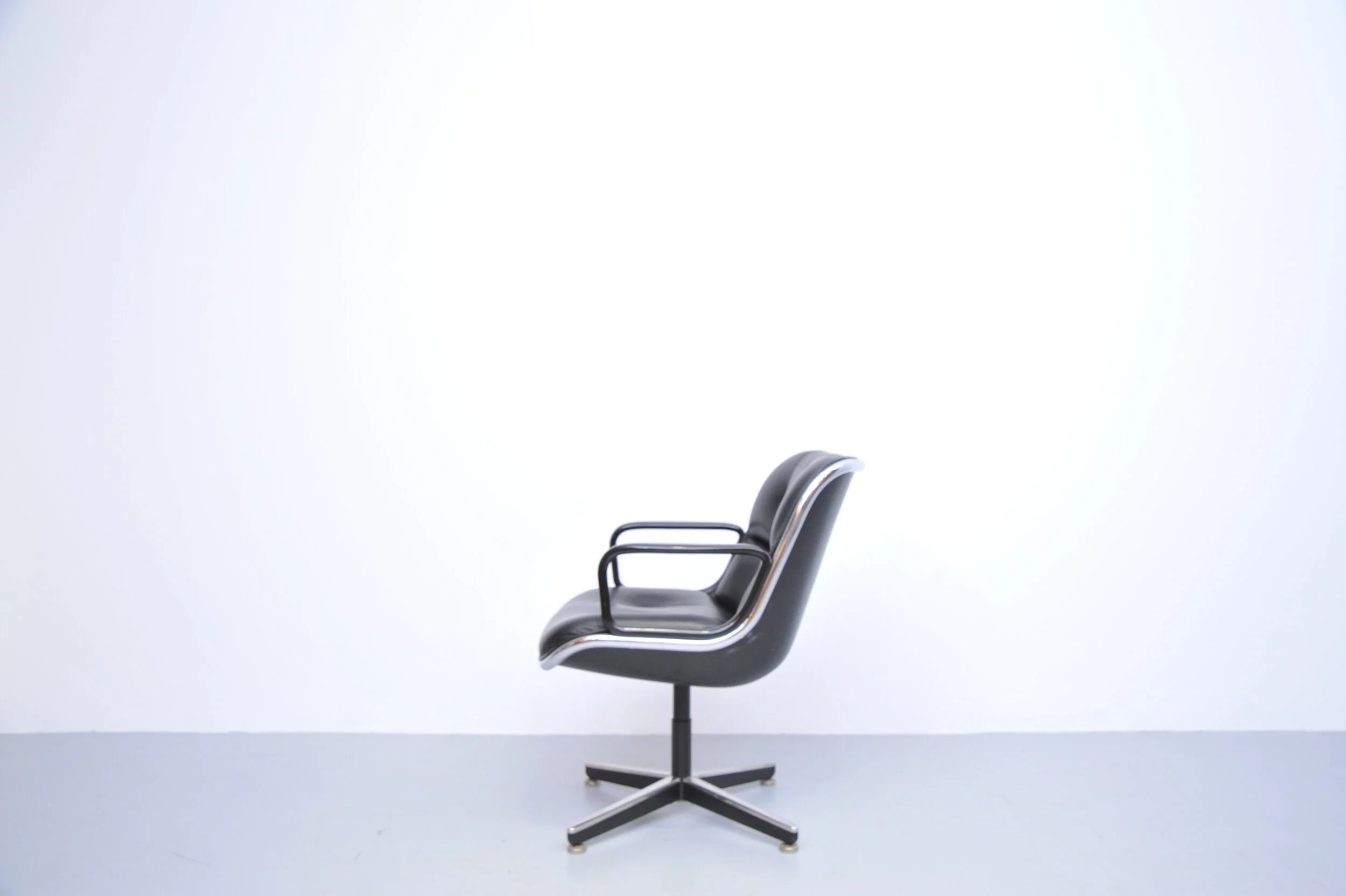 charles-pollock-executive-chair-knoll-interantional-leder-schwarz-rchts.JPG