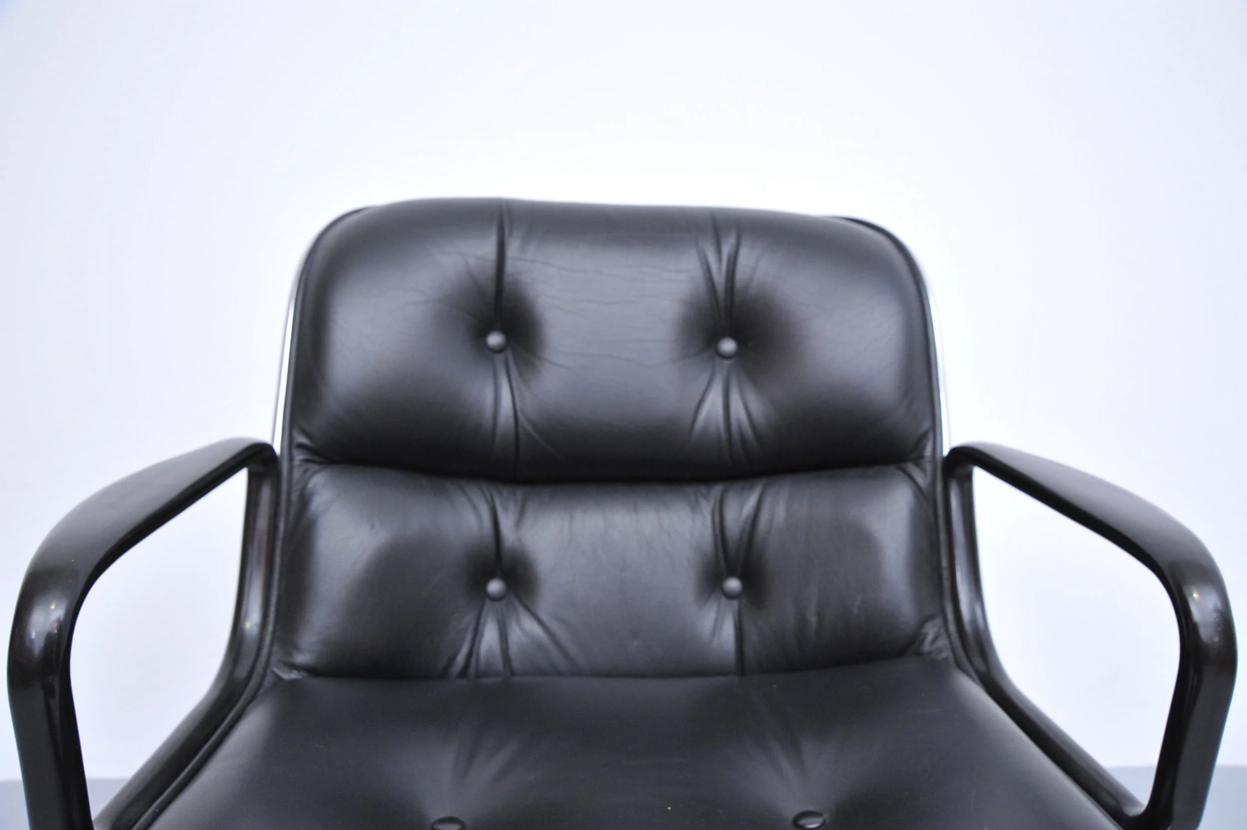 charles-pollock-executive-chair-knoll-interantional-leder-schwarz-rücken.JPG