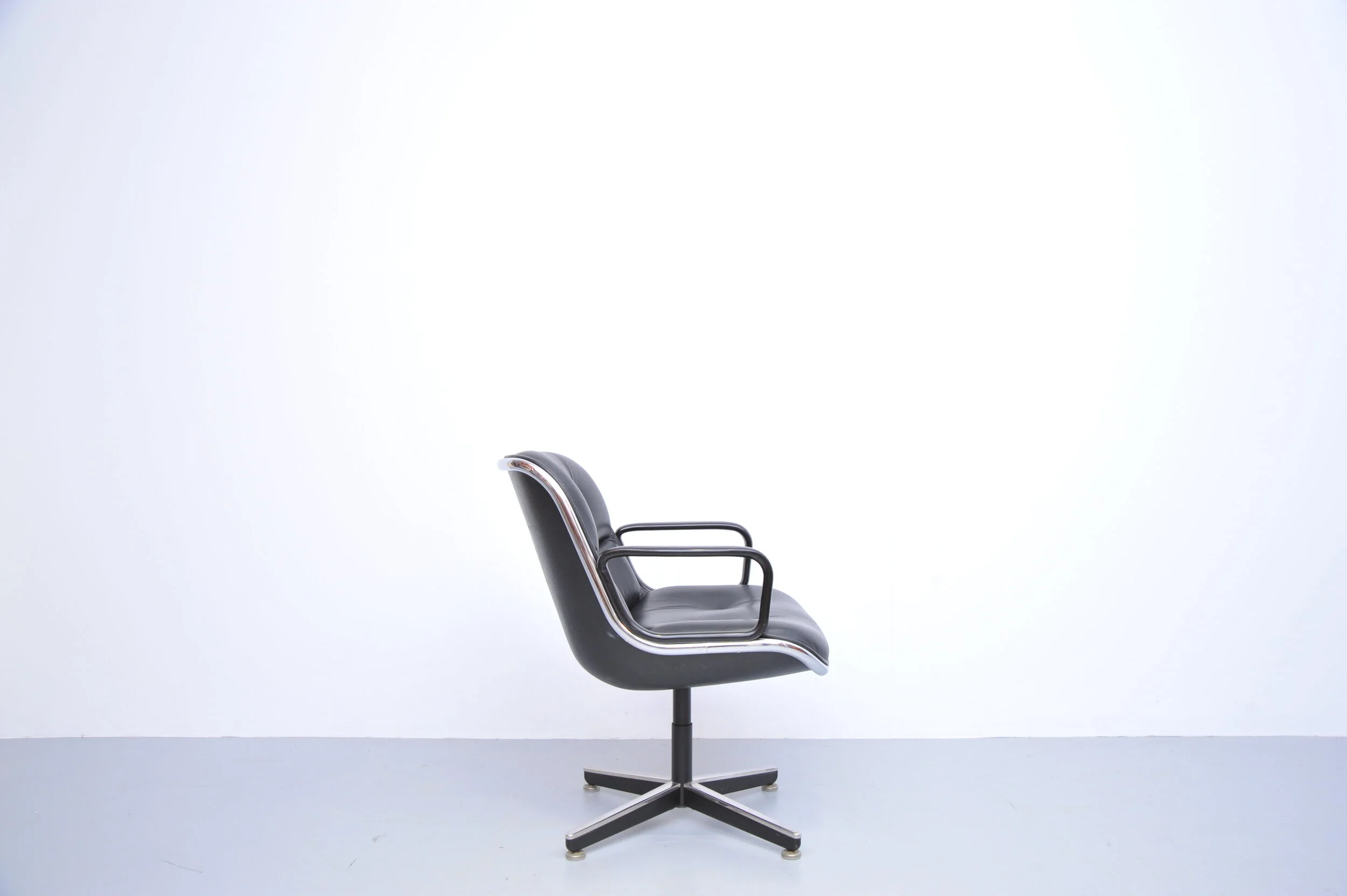 charles-pollock-executive-chair-knoll-interantional-leder-schwarz-seite.JPG