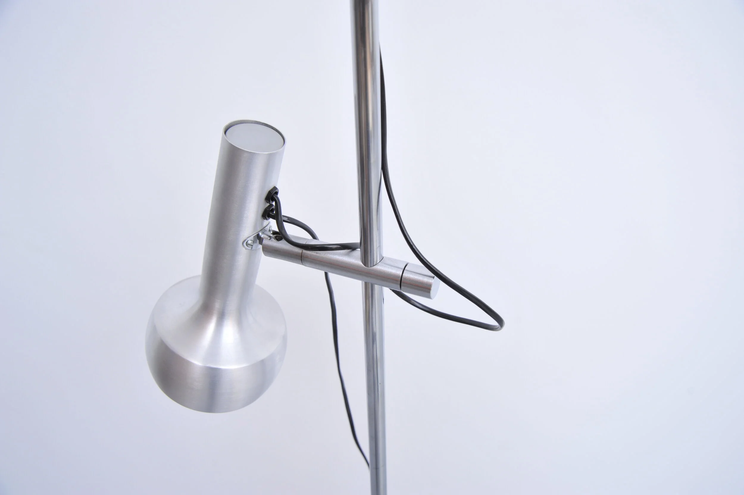 swiss-lamp-lamps-international-zürich-stehlampe-alu-silber-chrom-leuchte-lampe-lampenschirm.JPG