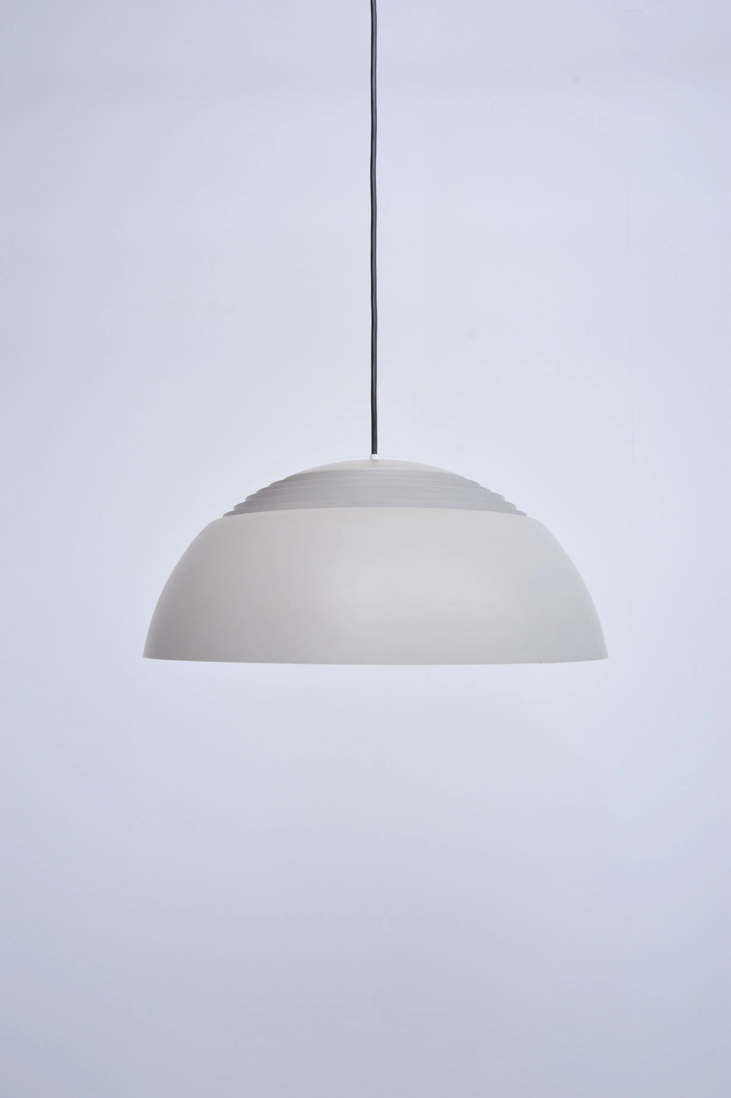 arne-jacobsen-aj-royal-pendel-hängelampe-leuchte-louis-poulsen-dänemark-grau-lampe.JPG