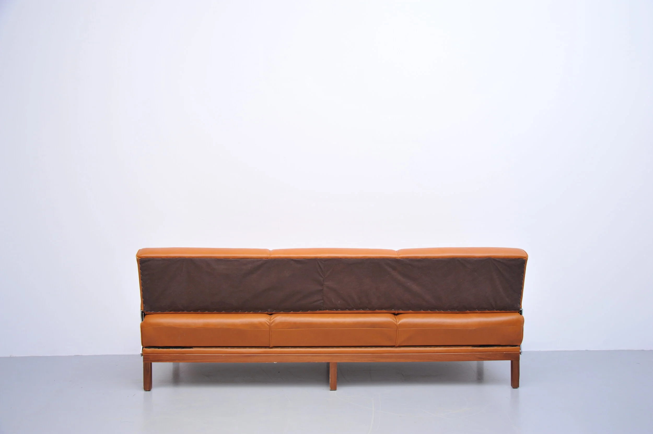 johannes-spalt-sofa-day-bed-wittmann-constanze-leder-hinten.JPG