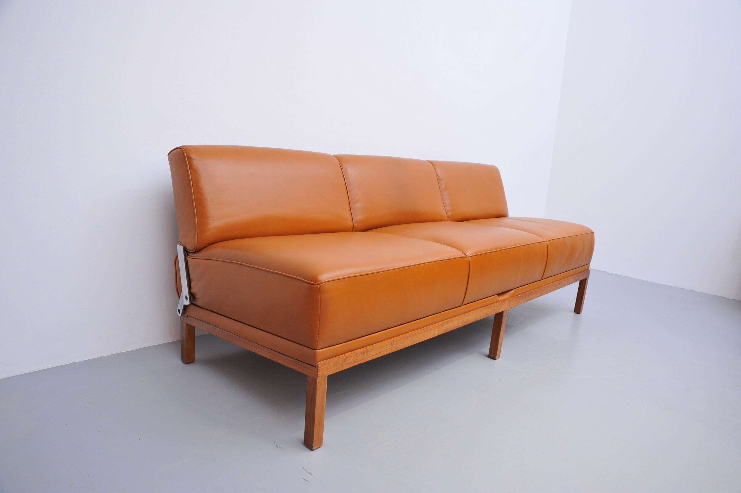johannes-spalt-sofa-day-bed-wittmann-constanze-leder-holz.JPG