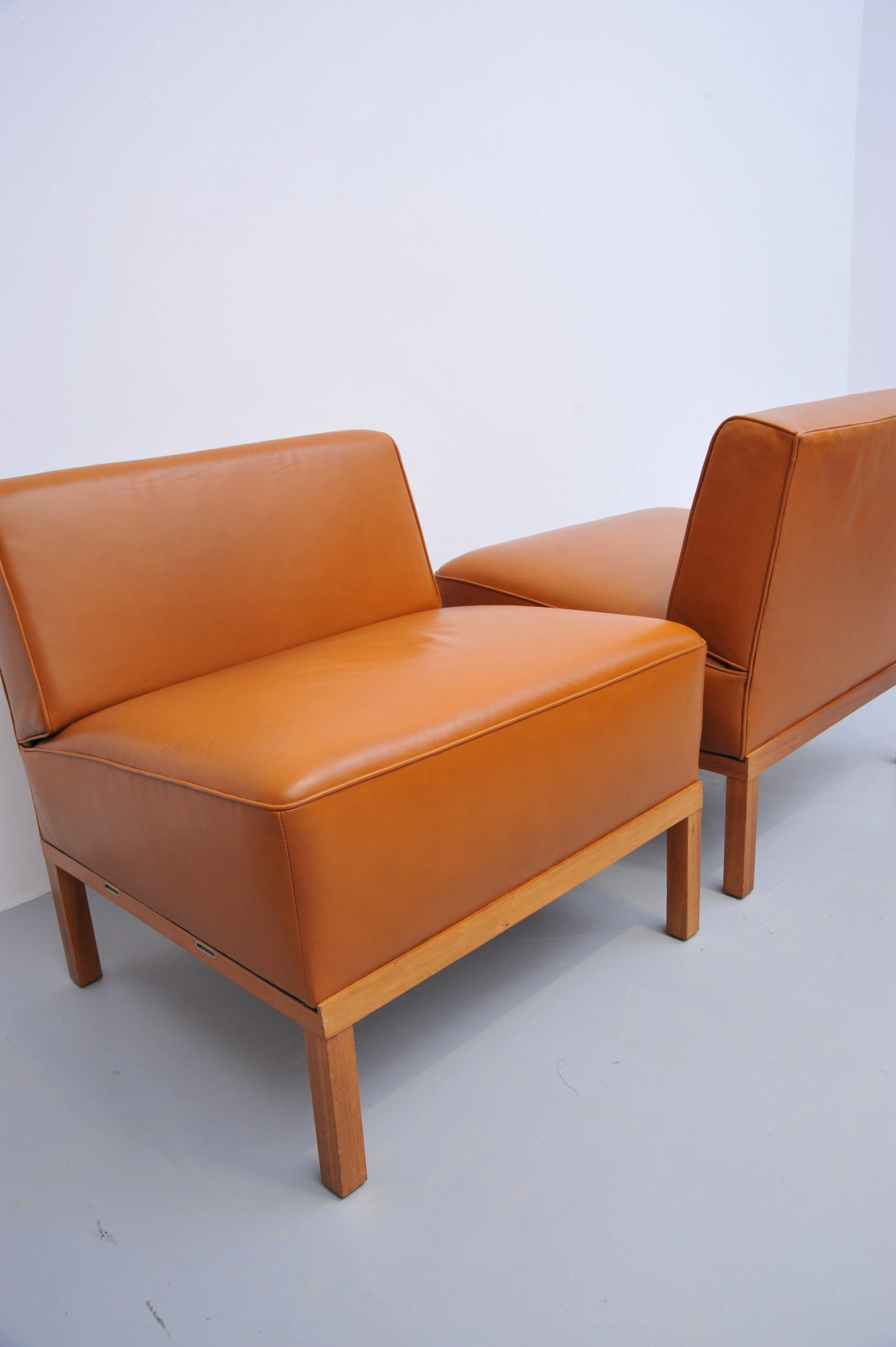 johannes-spalt-sessel-constanze-paar-leder-wittmann-holz.JPG