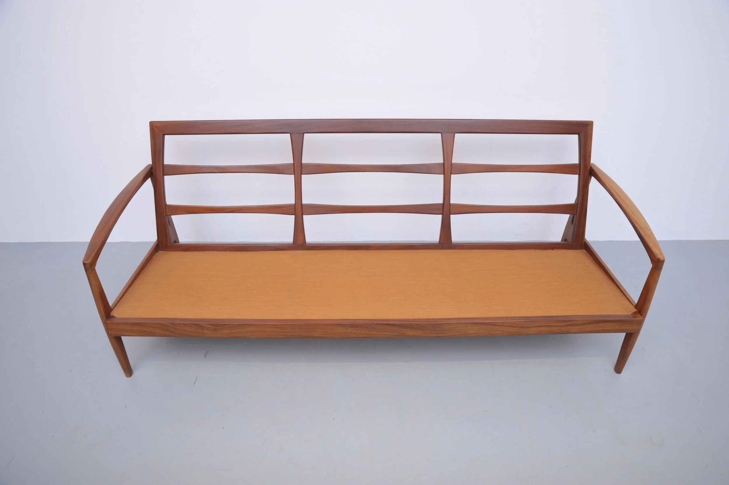 sofa-teak-teakholz-danish-vintage-midcentury-kissen-gestell-vorne.JPG