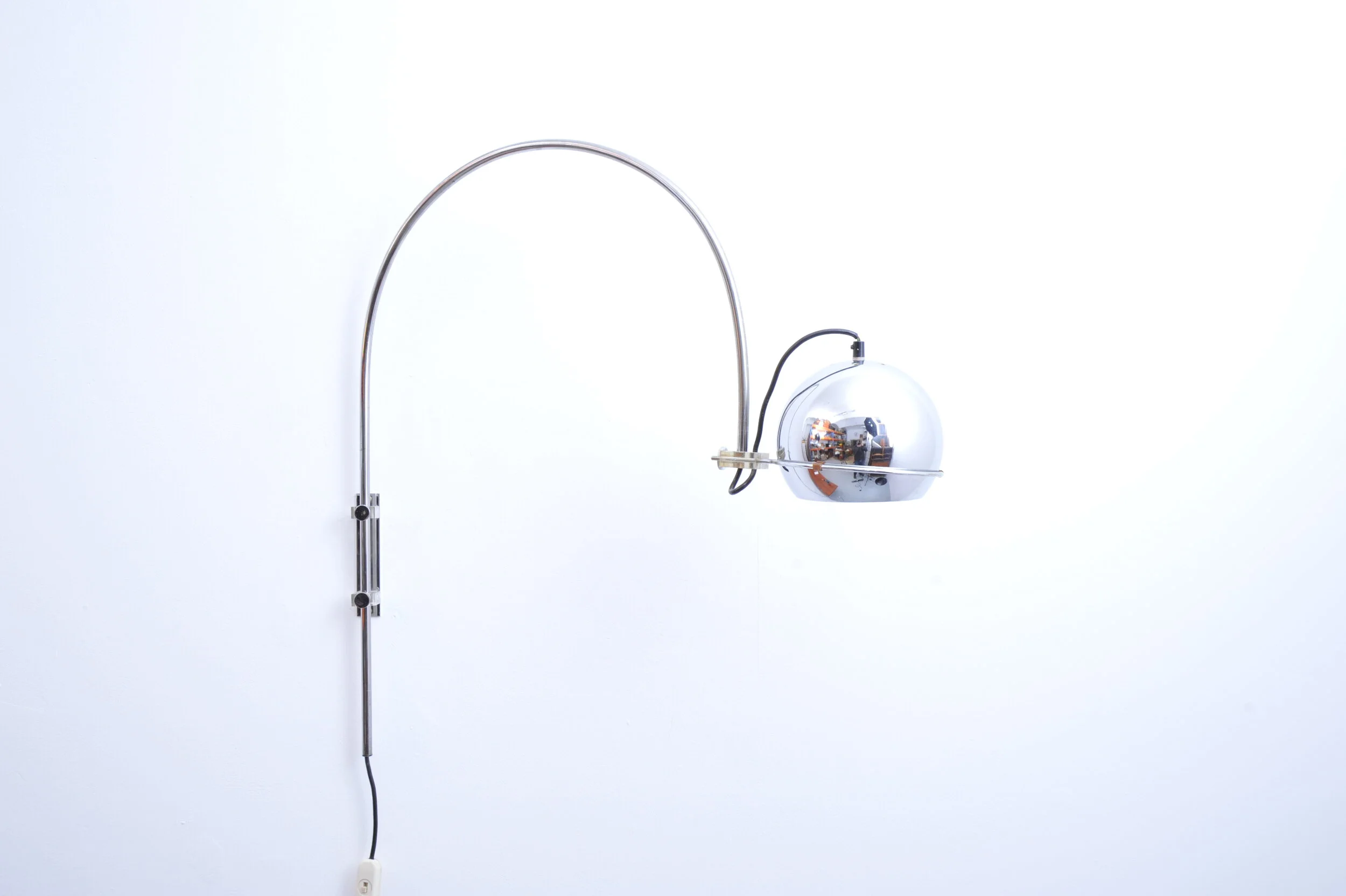 wandlampe-chrom-70iger-bogenlampe-schalter-vintage-schraube-halterung-kugel.JPG