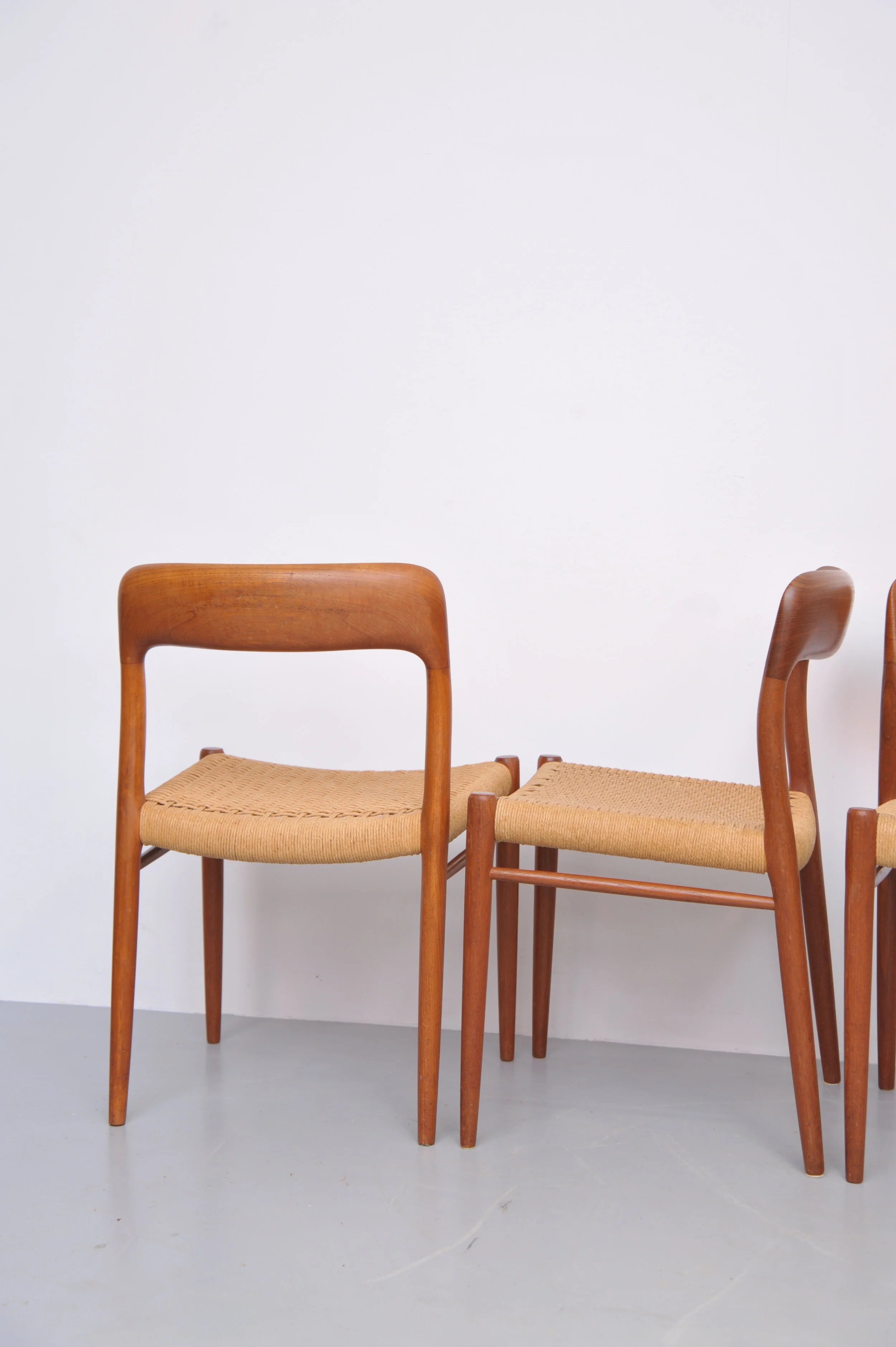 stühle-modell-75-niels-möller-teak-esszimmerstühle-teakholz-JL-möbelfabrik-paper-cord-vintage-mid-century-danish-danmark-skandinavisch-hinten.JPG
