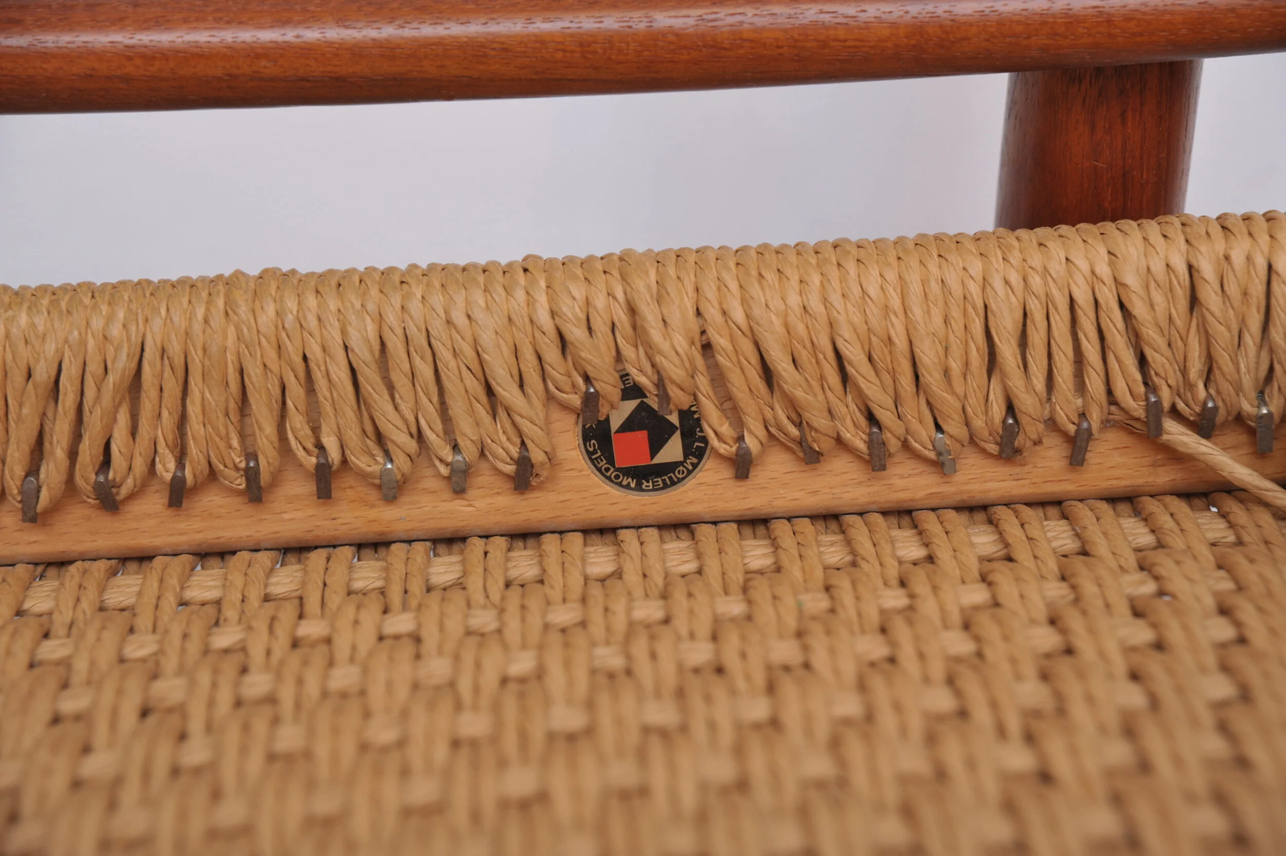 stühle-modell-75-niels-möller-teak-esszimmerstühle-teakholz-JL-möbelfabrik-paper-cord-vintage-mid-century-danish-danmark-skandinavisch-plakette.JPG
