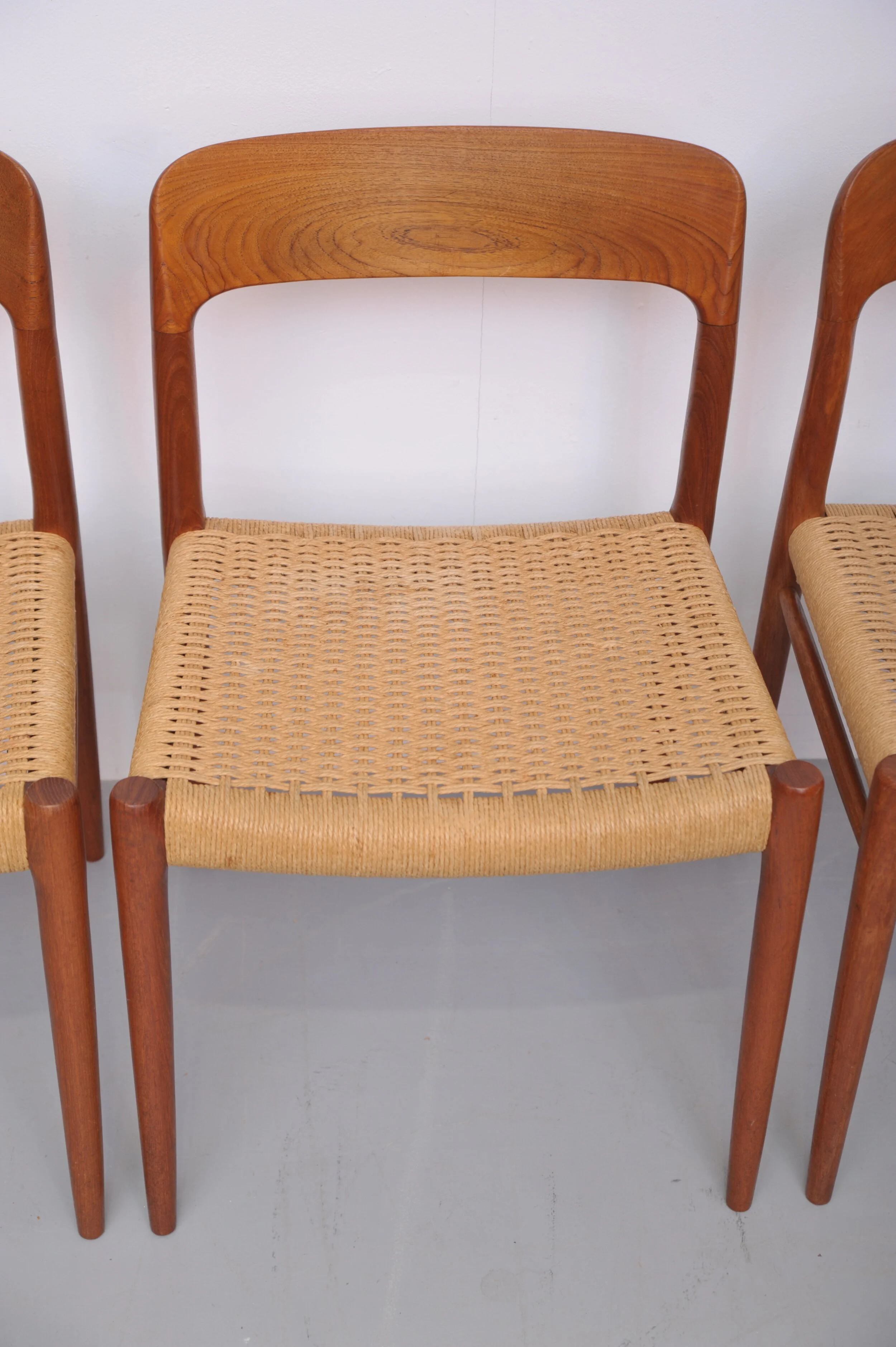 stühle-modell-75-niels-möller-teak-esszimmerstühle-teakholz-JL-möbelfabrik-paper-cord-vintage-mid-century-danish-danmark-skandinavisch-rückenlehne.JPG