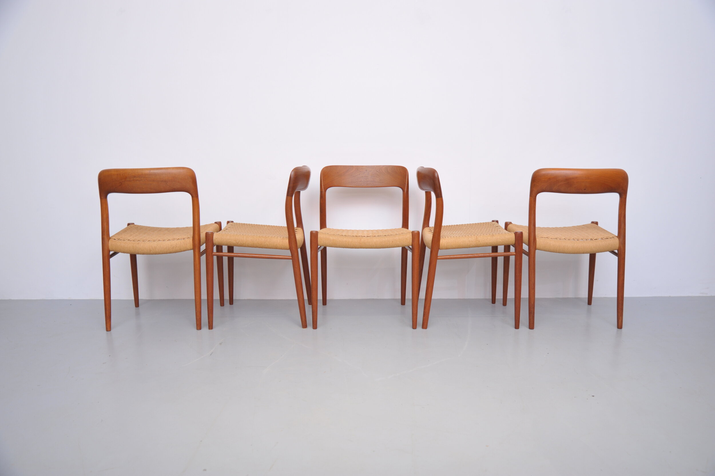 stühle-modell-75-niels-möller-teak-esszimmerstühle-teakholz-JL-möbelfabrik-paper-cord-vintage-mid-century-danish-danmark-skandinavisch-schräg.JPG