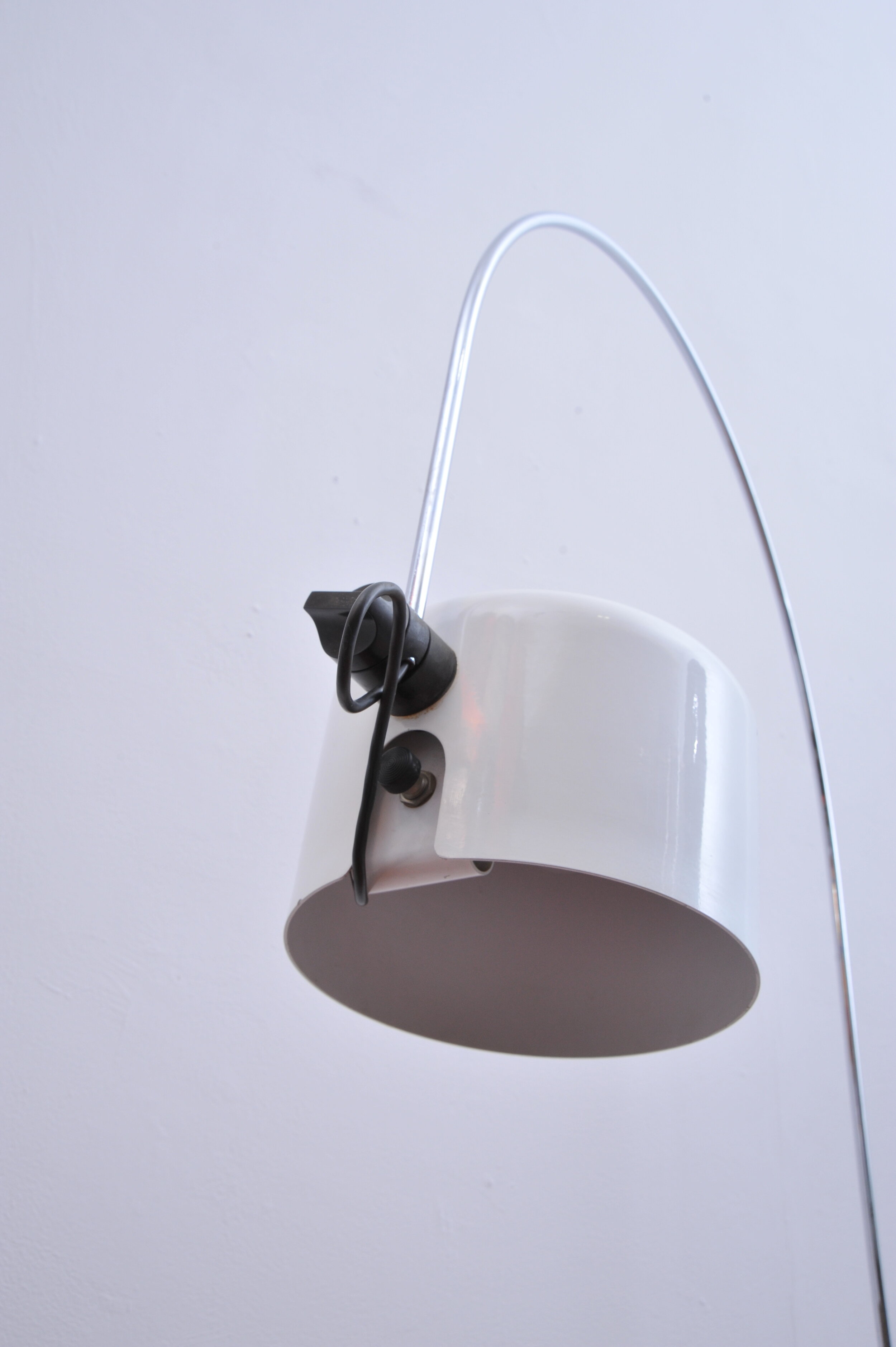 1158-joe-colombo-o-luce-italy-klemmlampe-wieß-bogen-lampe-metall-schirm-klemme-detail-schraube-design-unten.JPG