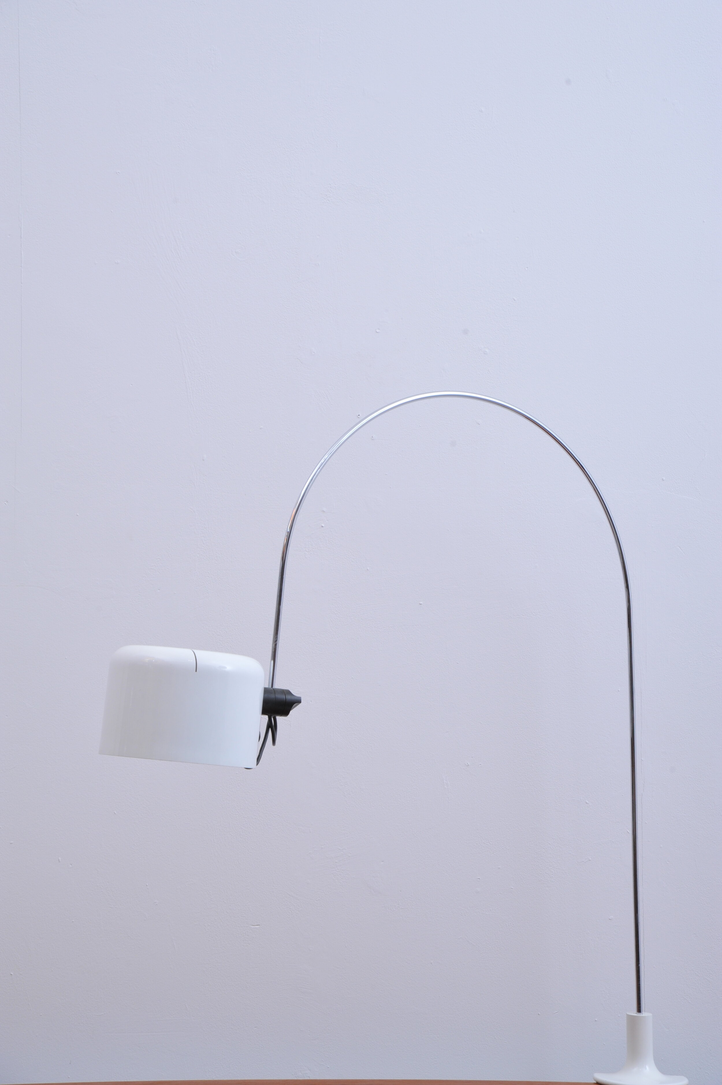 1158-joe-colombo-o-luce-italy-klemmlampe-wieß-bogen-lampe-metall-leuchte.JPG