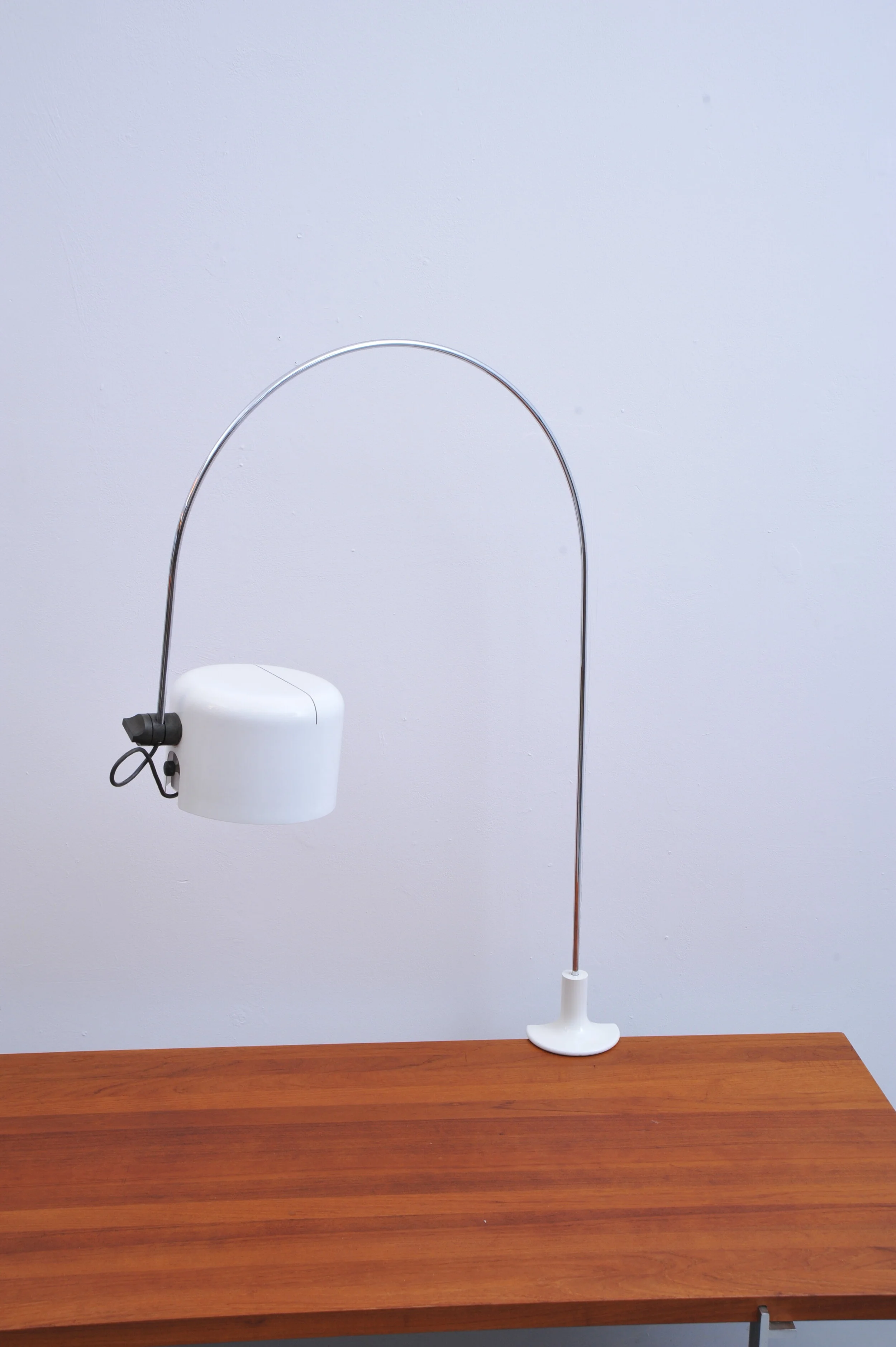 1158-joe-colombo-o-luce-italy-klemmlampe-wieß-bogen-lampe-metall-schirm-klemme-detail-schraube-design.JPG