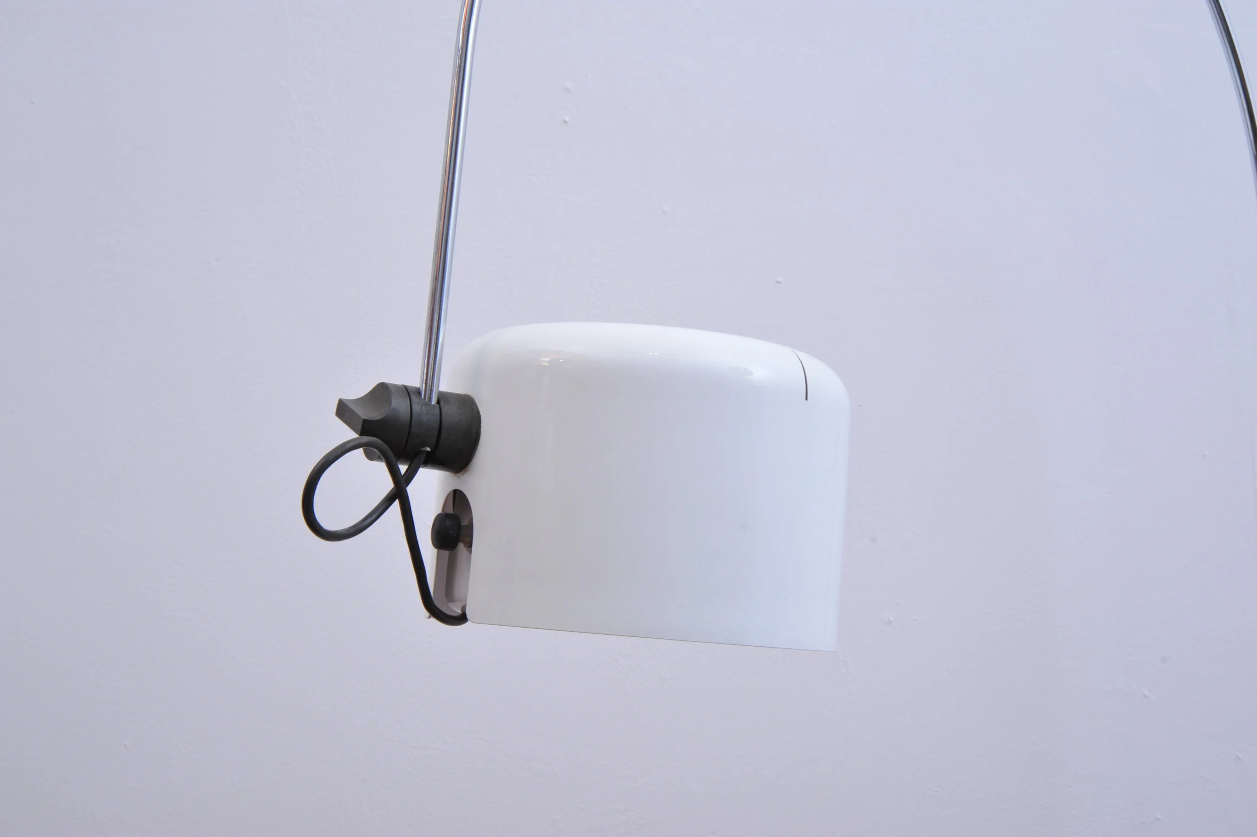 1158-joe-colombo-o-luce-italy-klemmlampe-wieß-bogen-lampe-metall-schirm-klemme-detail-schraube.JPG