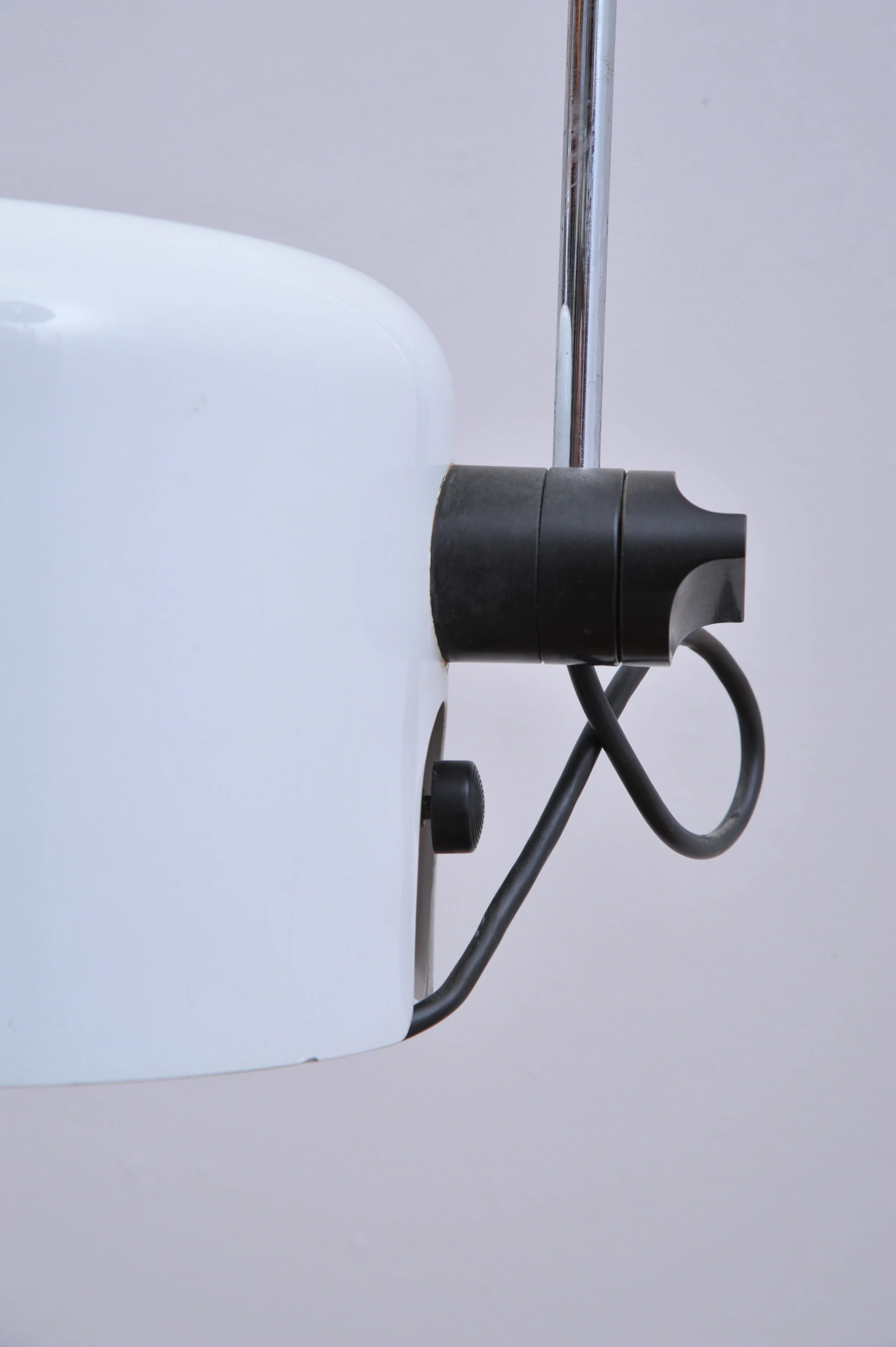 1158-joe-colombo-o-luce-italy-klemmlampe-wieß-bogen-lampe-metall-schirm-klemme-schraube.JPG
