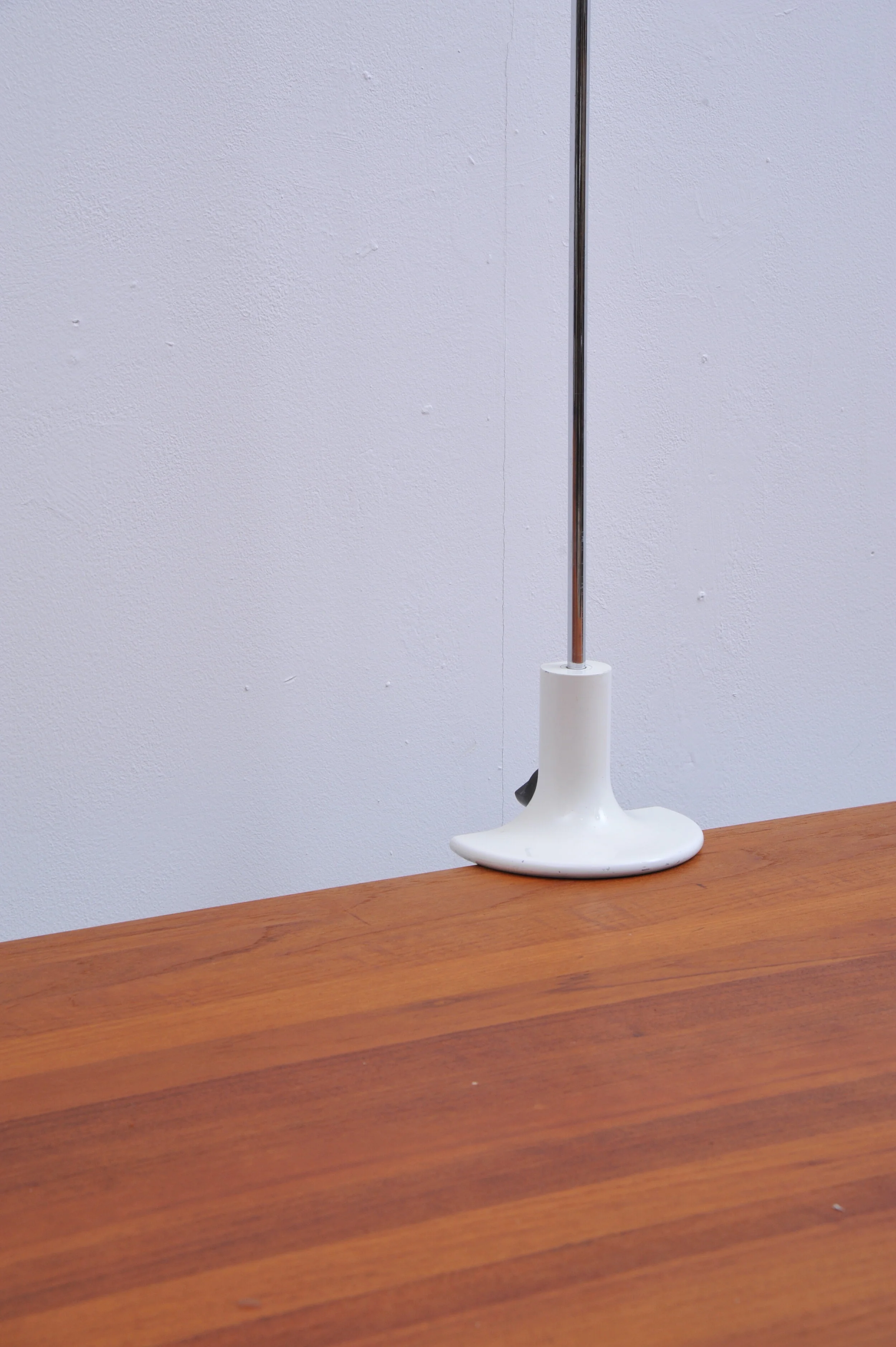 1158-joe-colombo-o-luce-italy-klemmlampe-wieß-bogen-lampe-metall-schirm-klemme.JPG