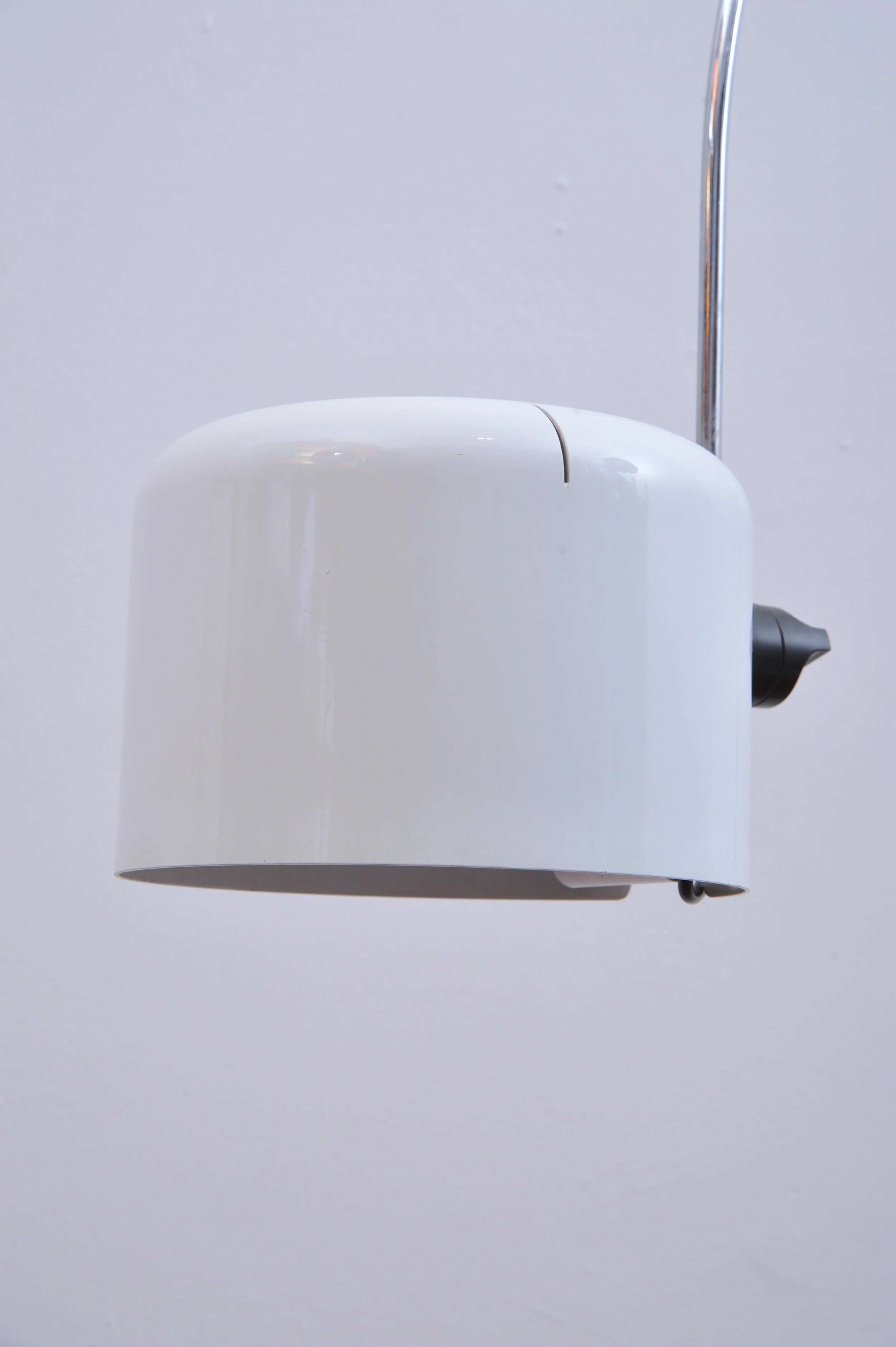 1158-joe-colombo-o-luce-italy-klemmlampe-wieß-bogen-lampe-metall-schirm.JPG