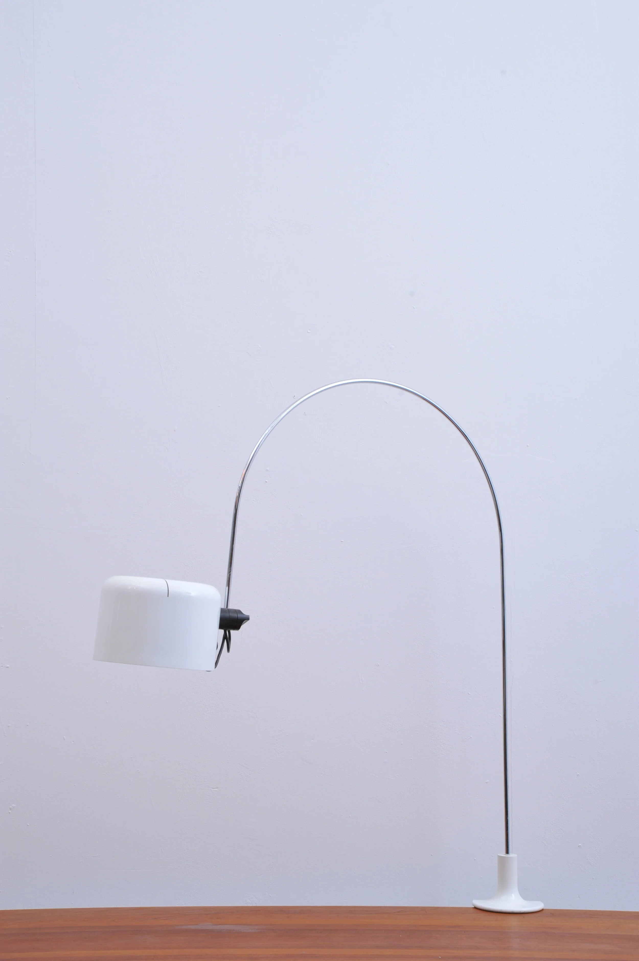 1158-joe-colombo-o-luce-italy-klemmlampe-wieß-bogen-lampe-metall.JPG
