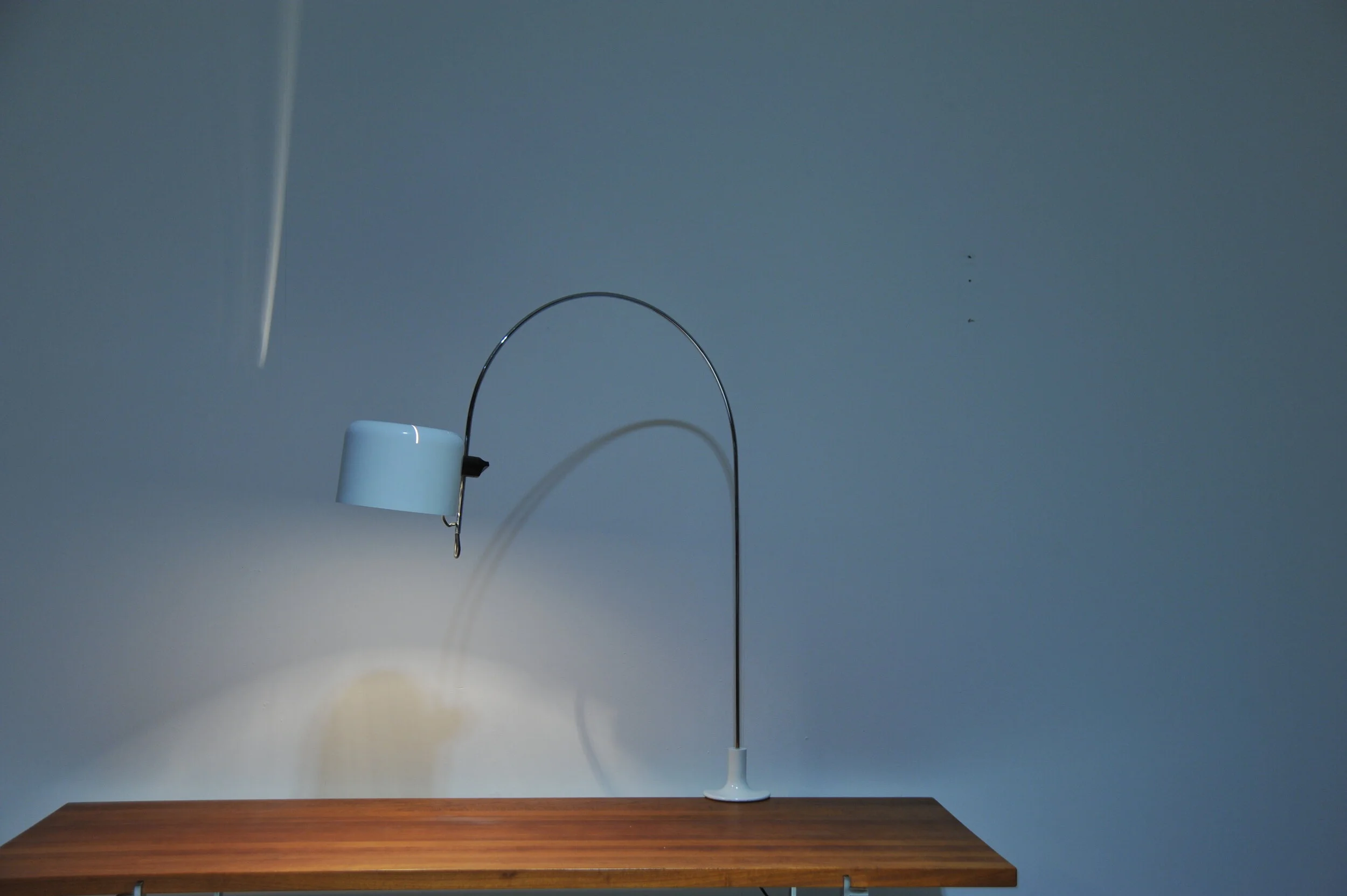 1158-joe-colombo-o-luce-italy-klemmlampe-wieß-bogen-lampe.JPG