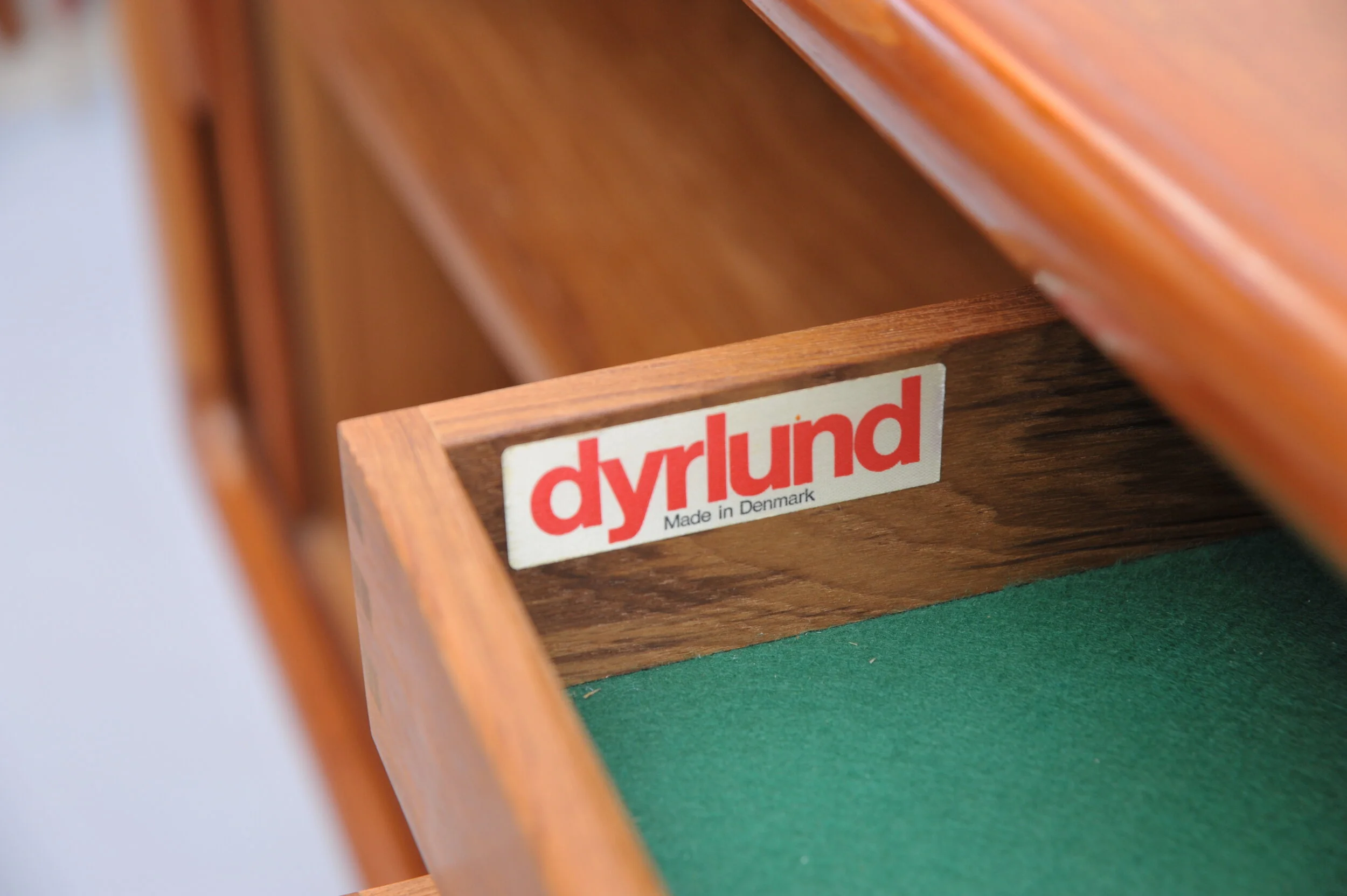 dyrlund-sideboard-teak-teakholz-danish-vintage-midcentury-schubladen-schiebetür-front-danmark.JPG
