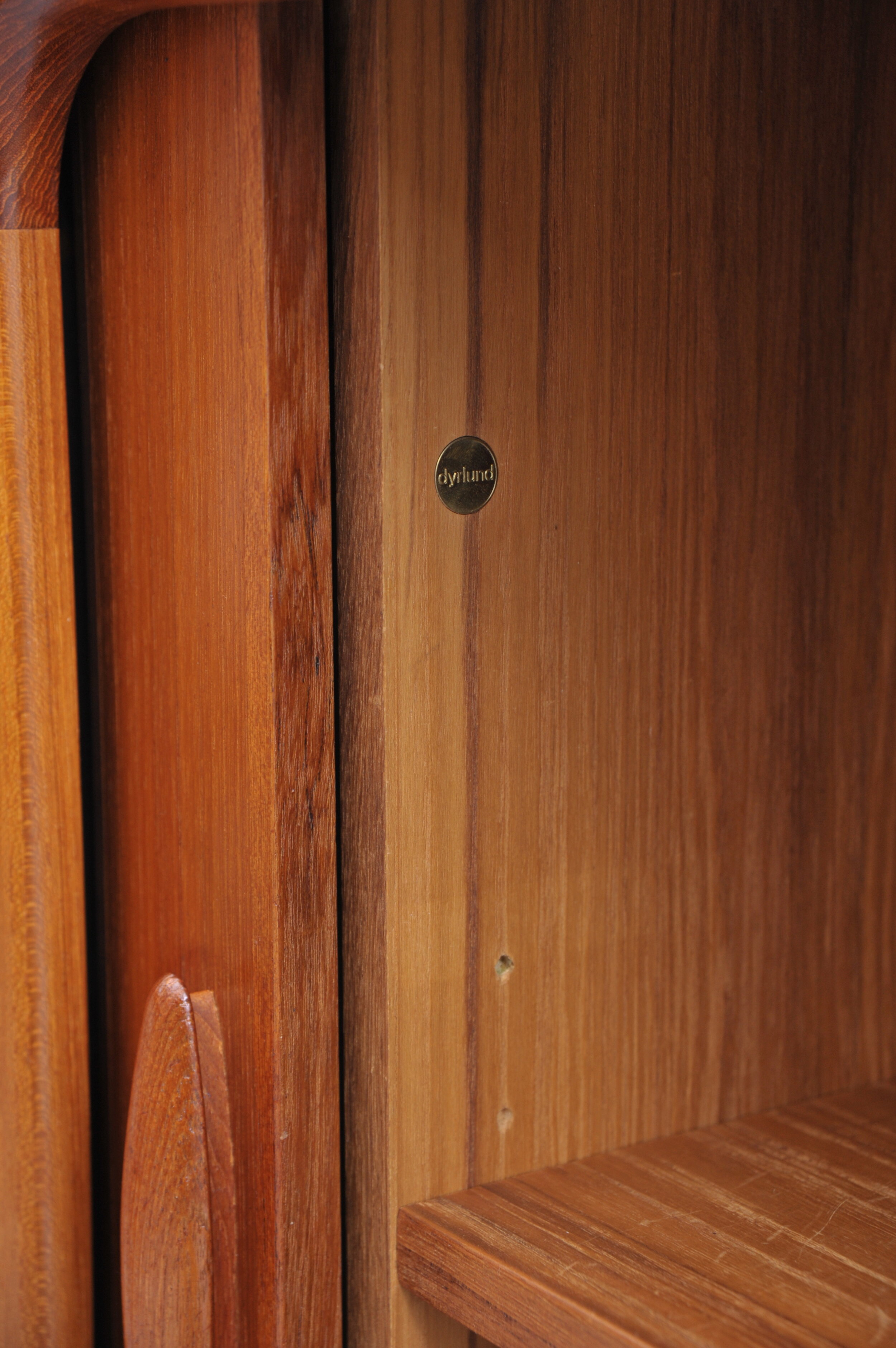 dyrlund-sideboard-teak-teakholz-danish-vintage-midcentury-schubladen-schiebetür-front-boden.JPG