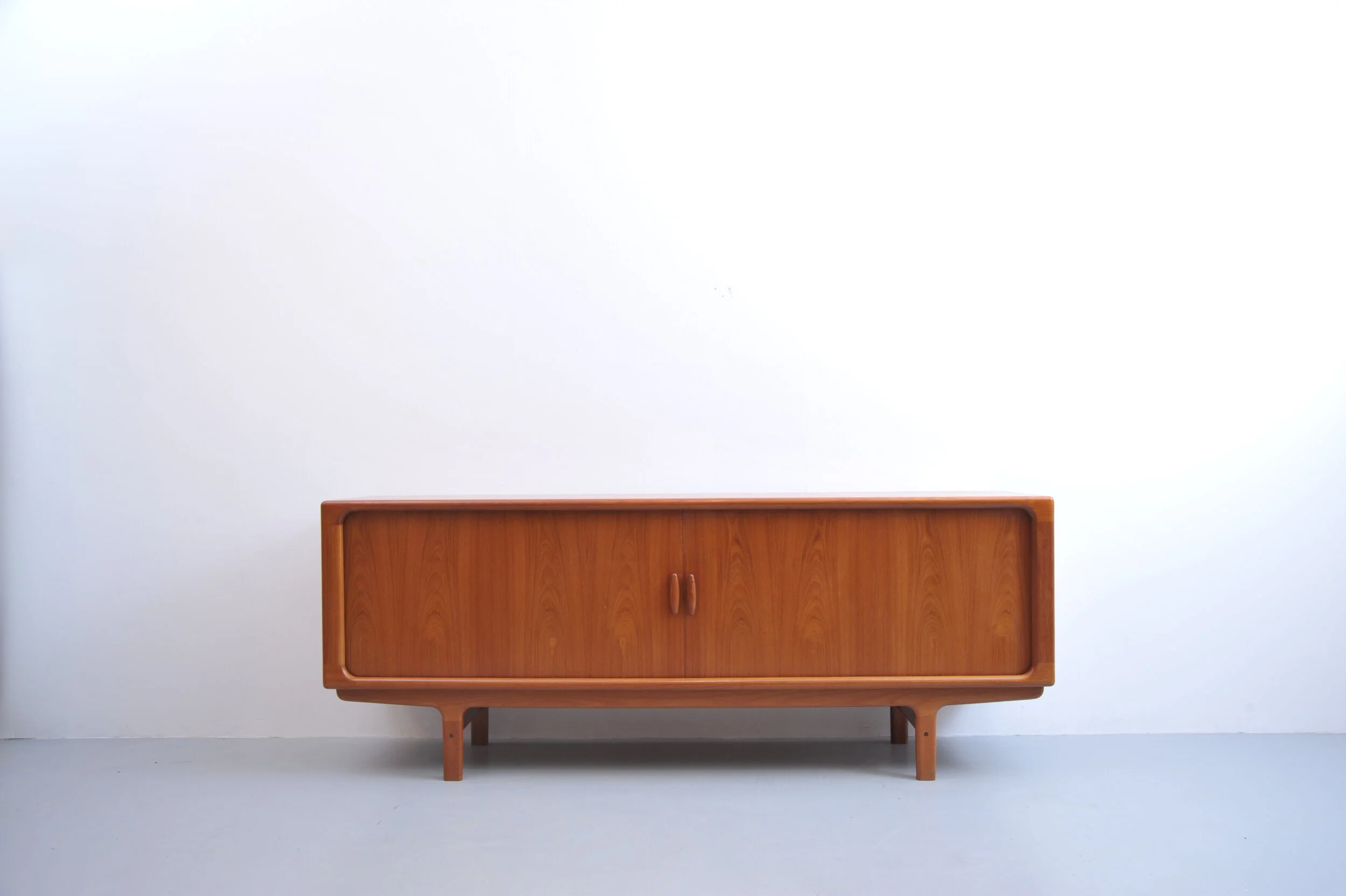 dyrlund-sideboard-teak-teakholz-danish-vintage-midcentury-schubladen-schiebetür-front-kommode.JPG