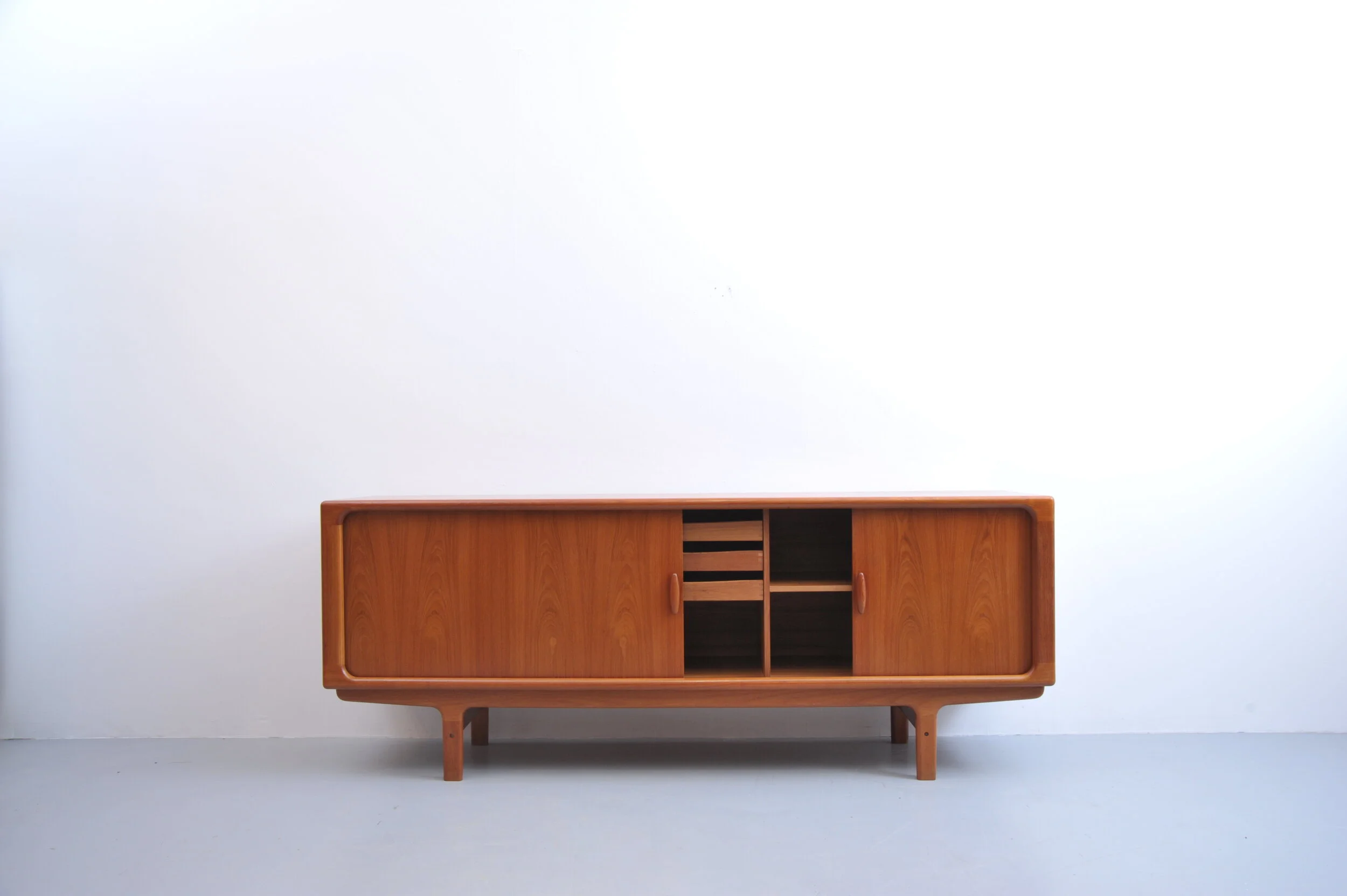 dyrlund-sideboard-teak-teakholz-danish-vintage-midcentury-schubladen-schiebetür-front-rollotür.JPG