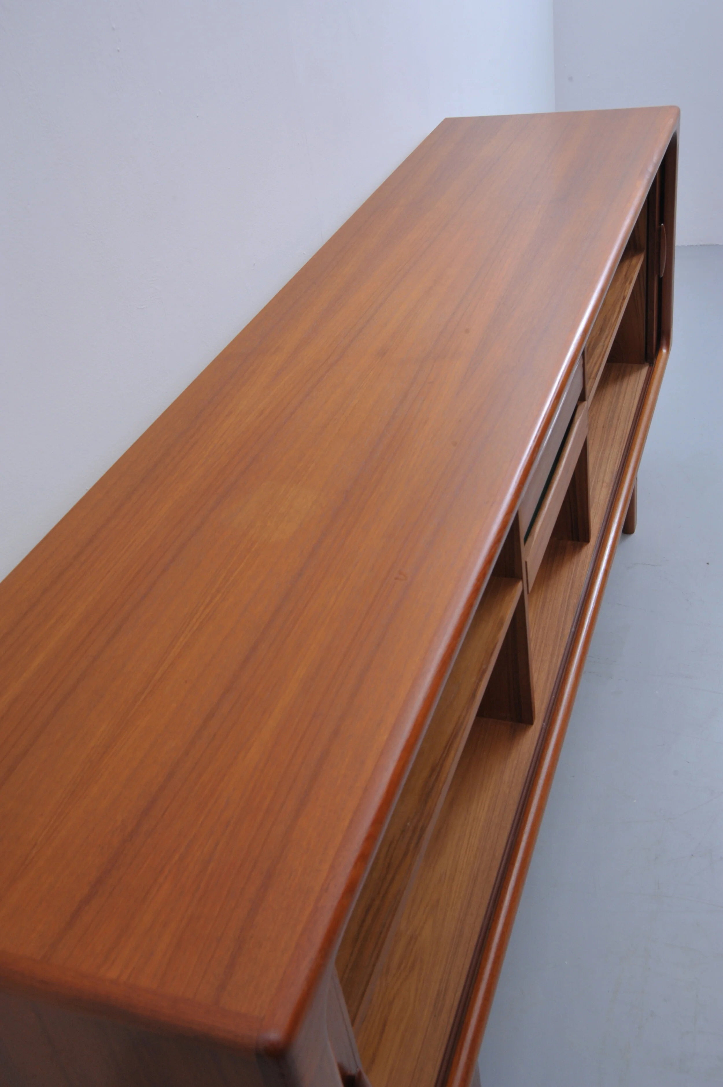 dyrlund-sideboard-teak-teakholz-danish-vintage-midcentury-schubladen-schiebetür-front-oben.JPG