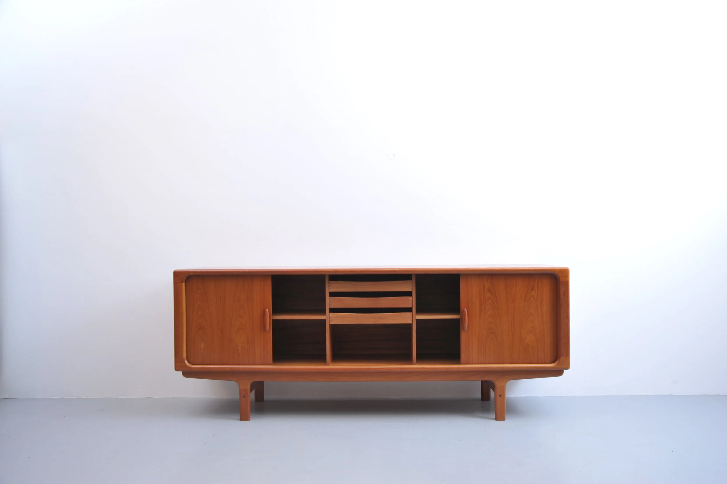 dyrlund-sideboard-teak-teakholz-danish-vintage-midcentury-schubladen-schiebetür-front.JPG