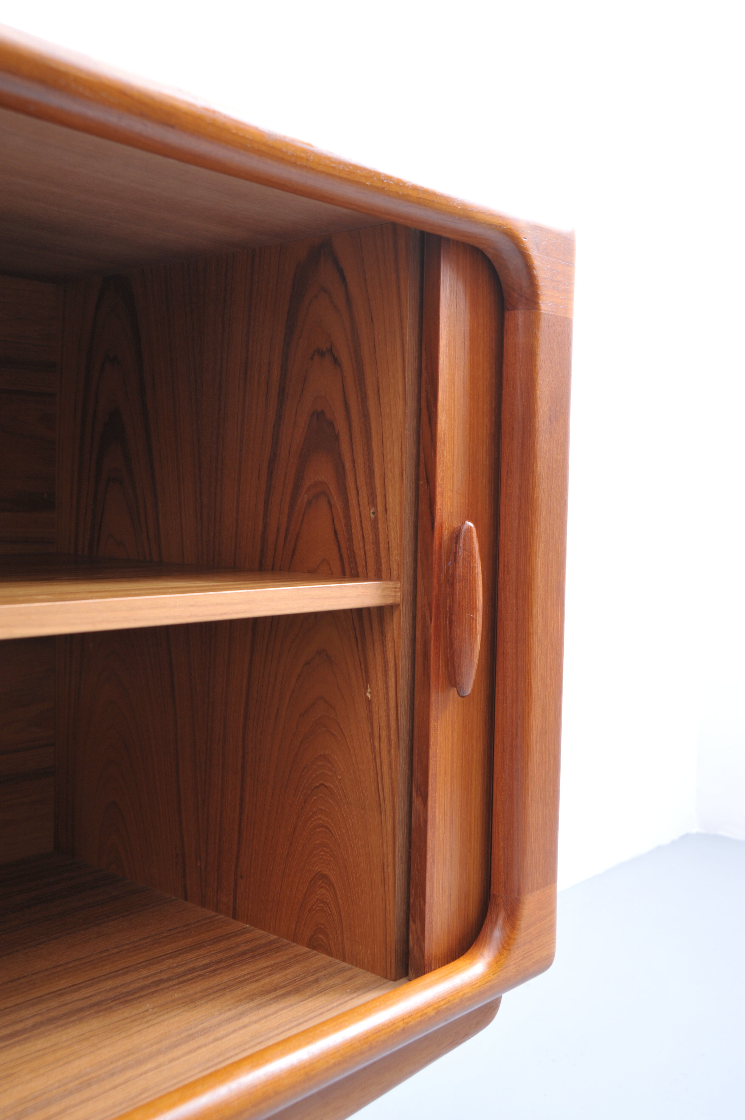 dyrlund-sideboard-teak-teakholz-danish-vintage-midcentury-schubladen-schiebetür-front-türgriff.JPG
