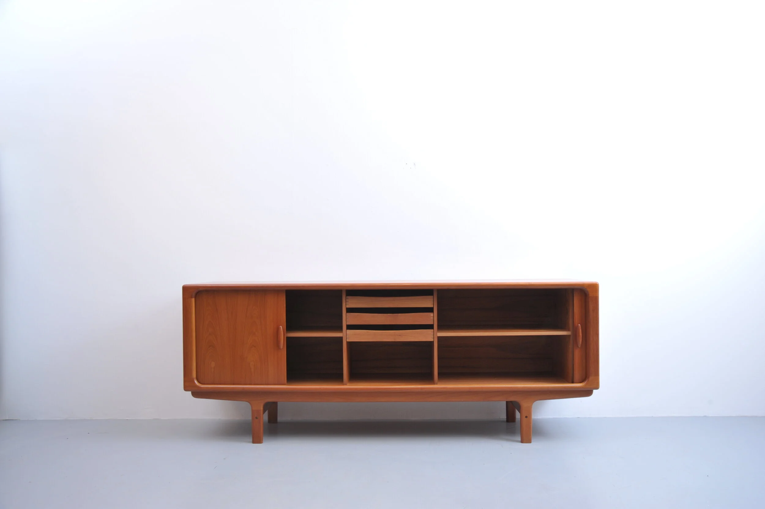 dyrlund-sideboard-teak-teakholz-danish-vintage-midcentury-schubladen-schiebetür-tür.JPG