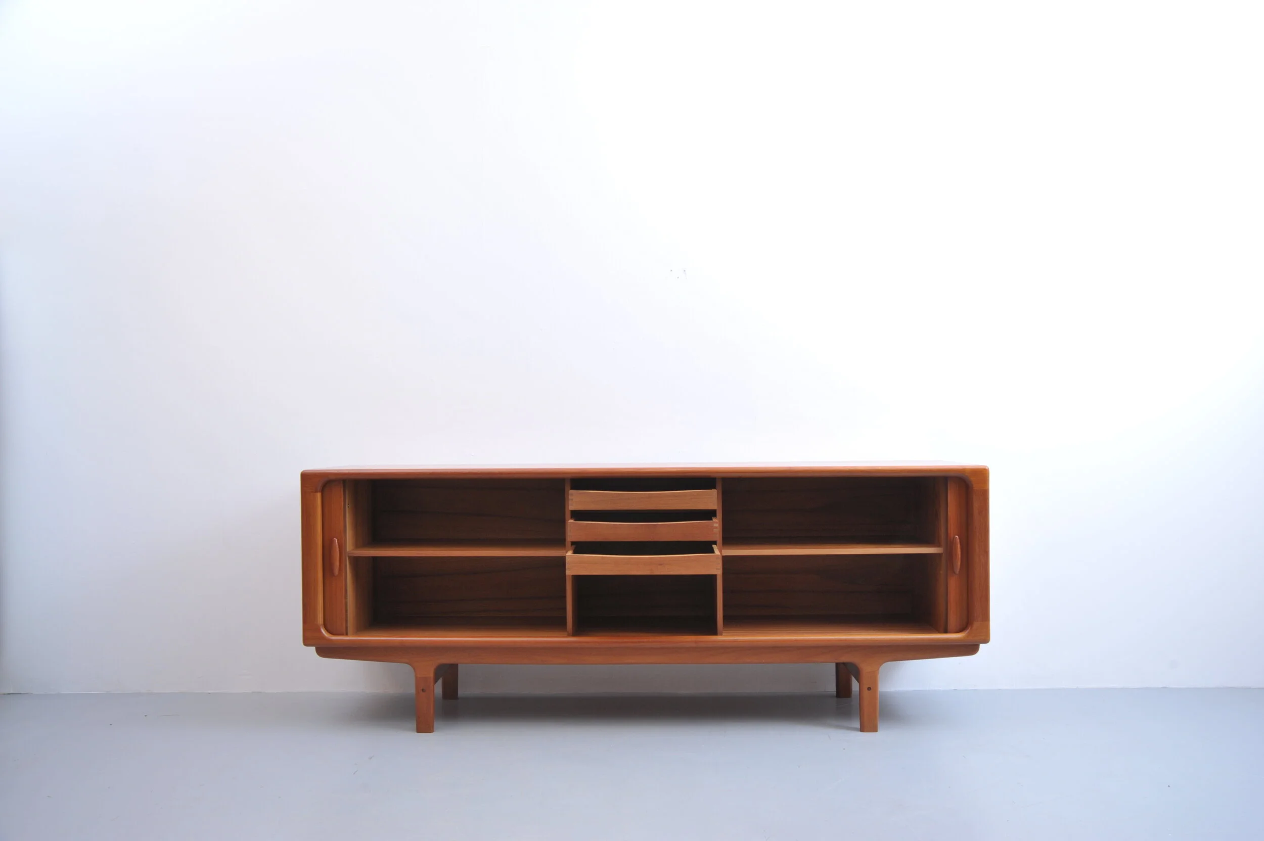 dyrlund-sideboard-teak-teakholz-danish-vintage-midcentury-schubladen-schiebetür.JPG