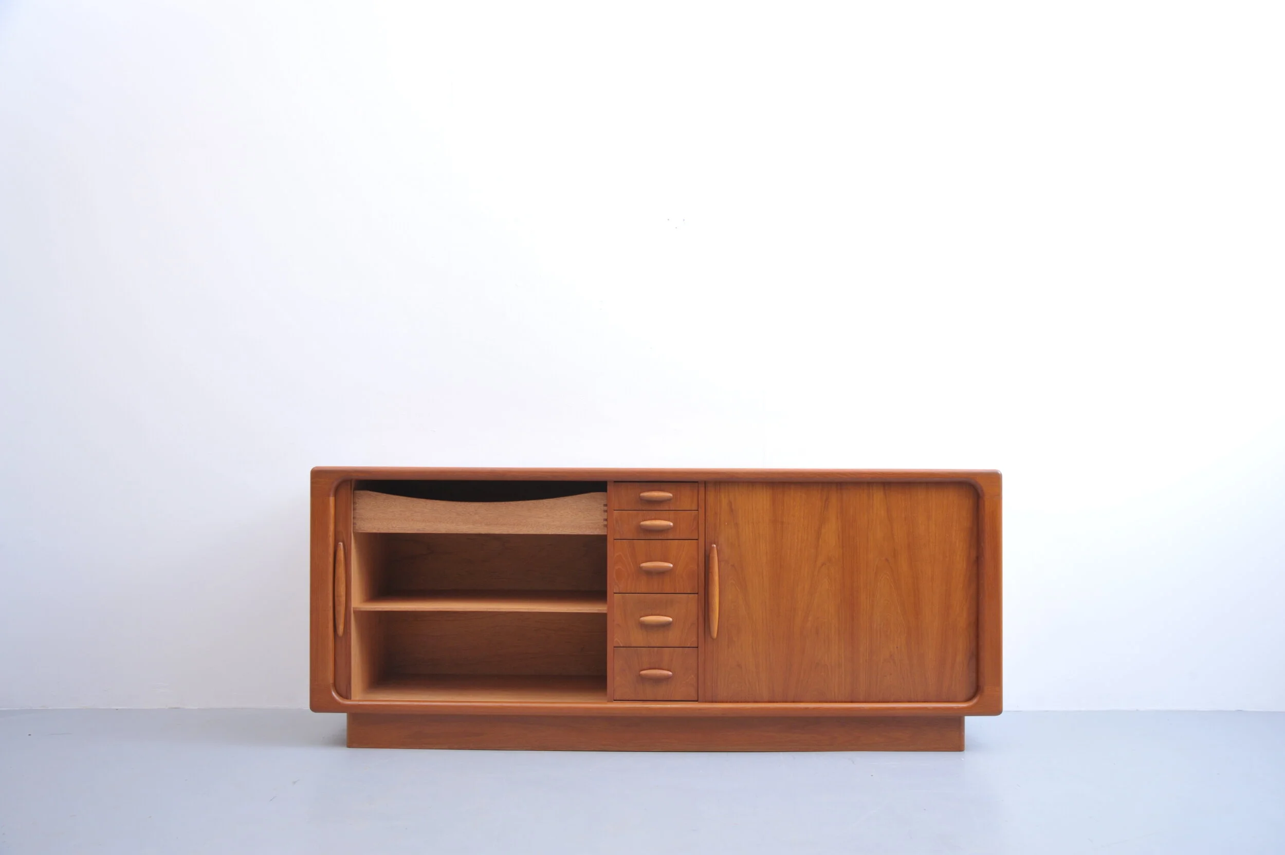 dyrlund-sideboard-teak-schubladen-rollo-danmark-vintage-midcentury-boden.JPG