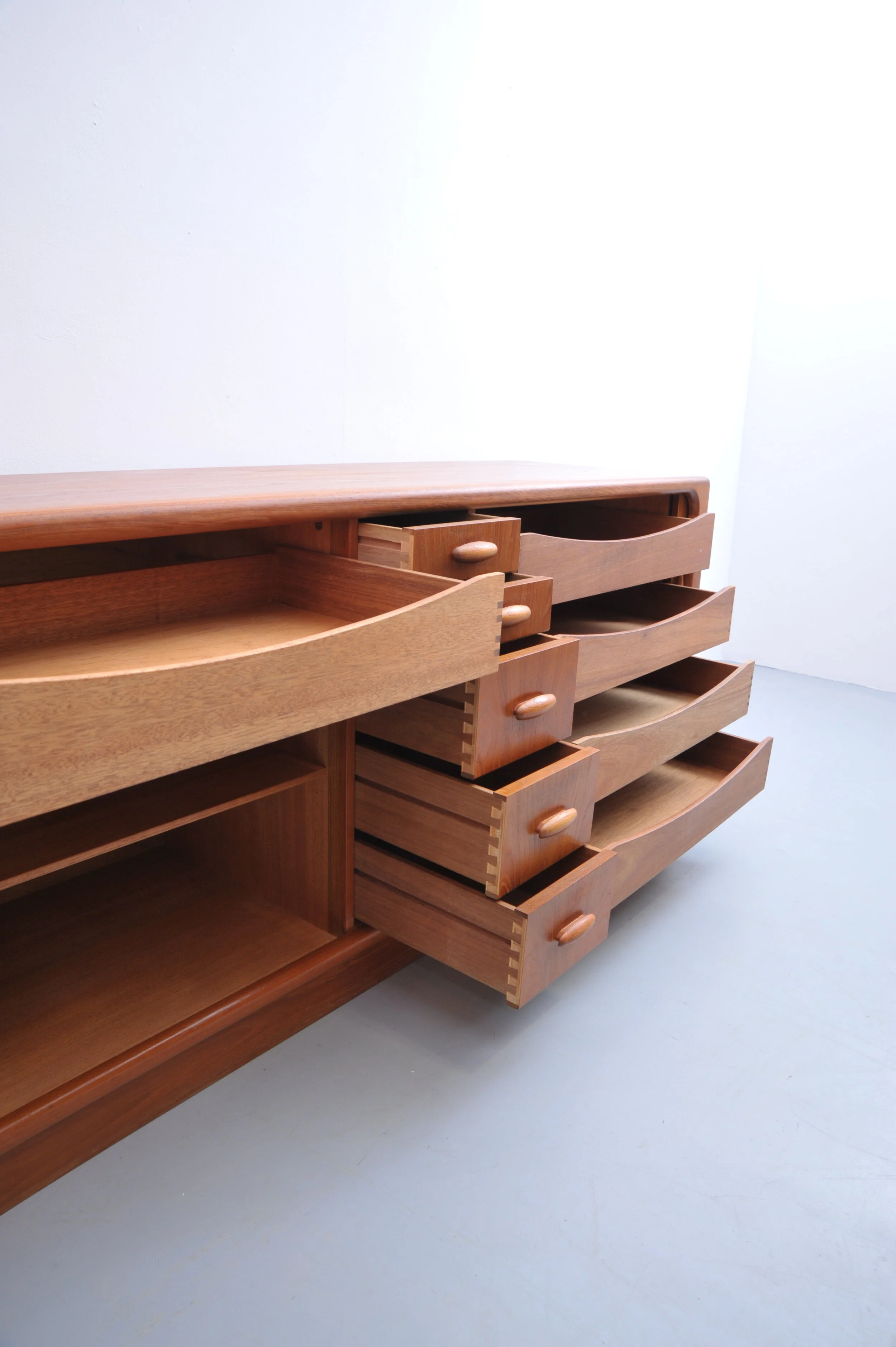 dyrlund-sideboard-teak-schubladen-rollo-danmark-vintage-midcentury-seite.JPG