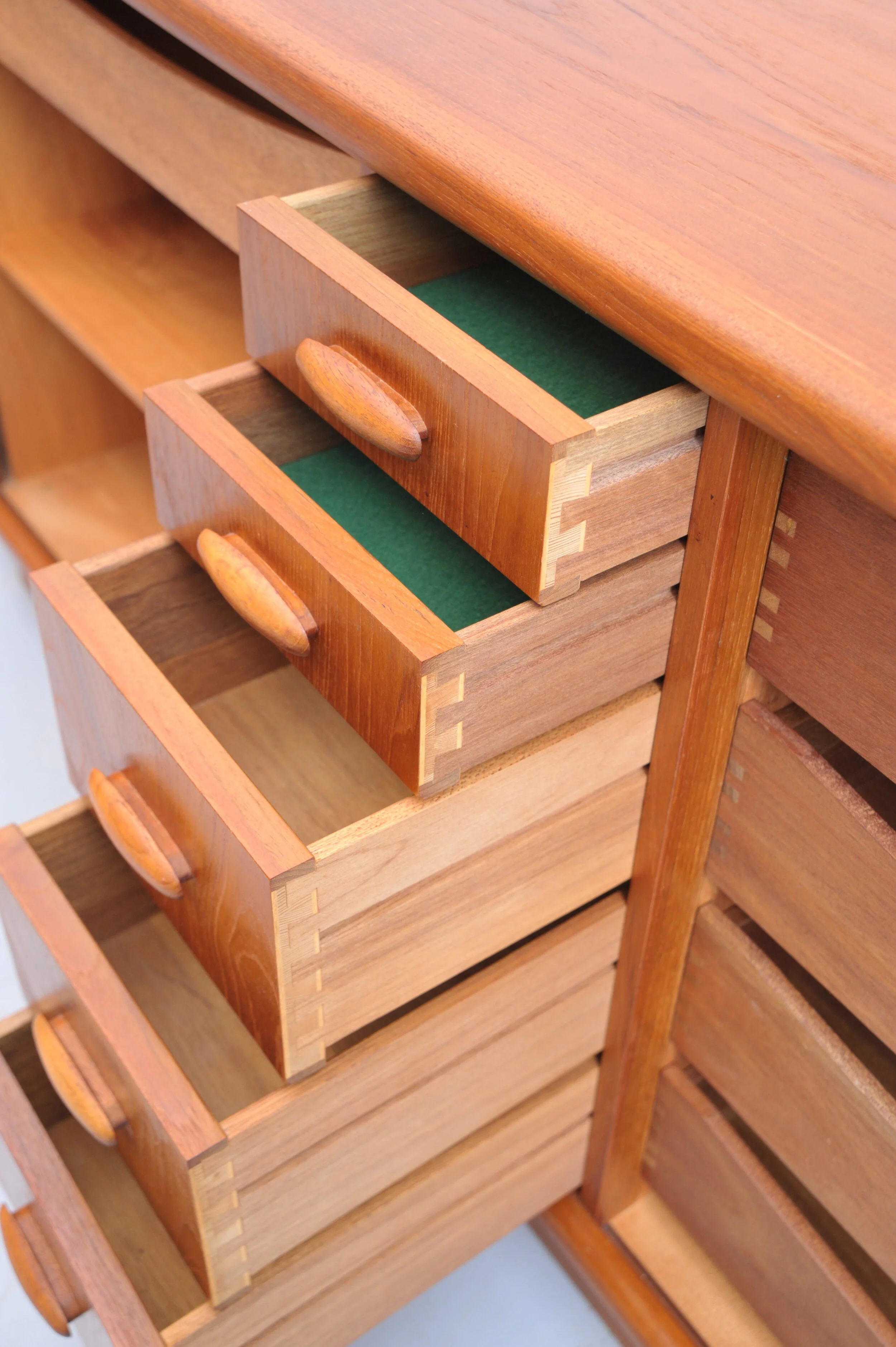 dyrlund-sideboard-teak-schubladen-rollo-danmark-vintage-midcentury-zinken.JPG