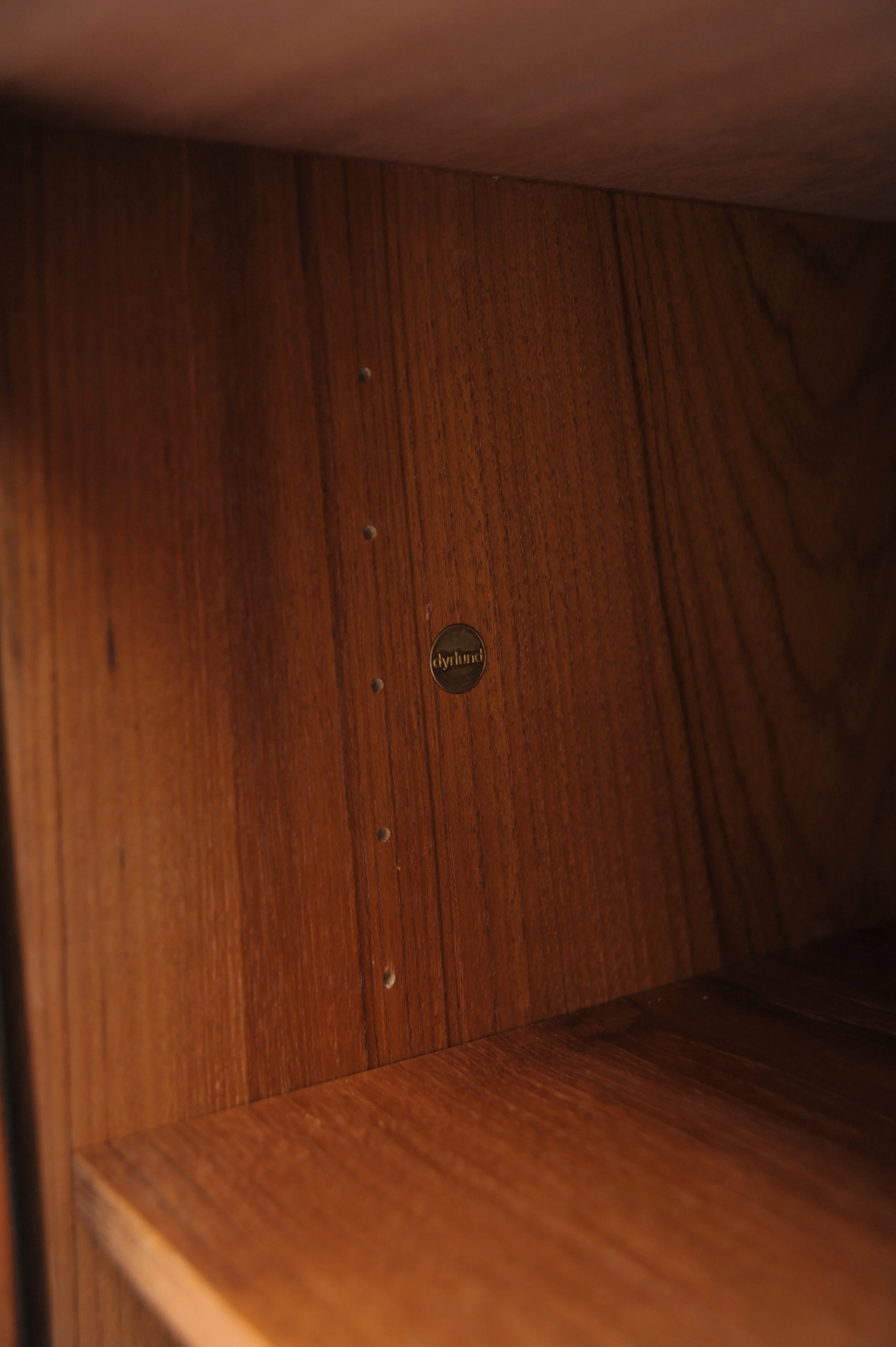 sideboard-dyrlund-teak-danmark-aufsatz-teakholz-vintage-schubladen-logo.JPG