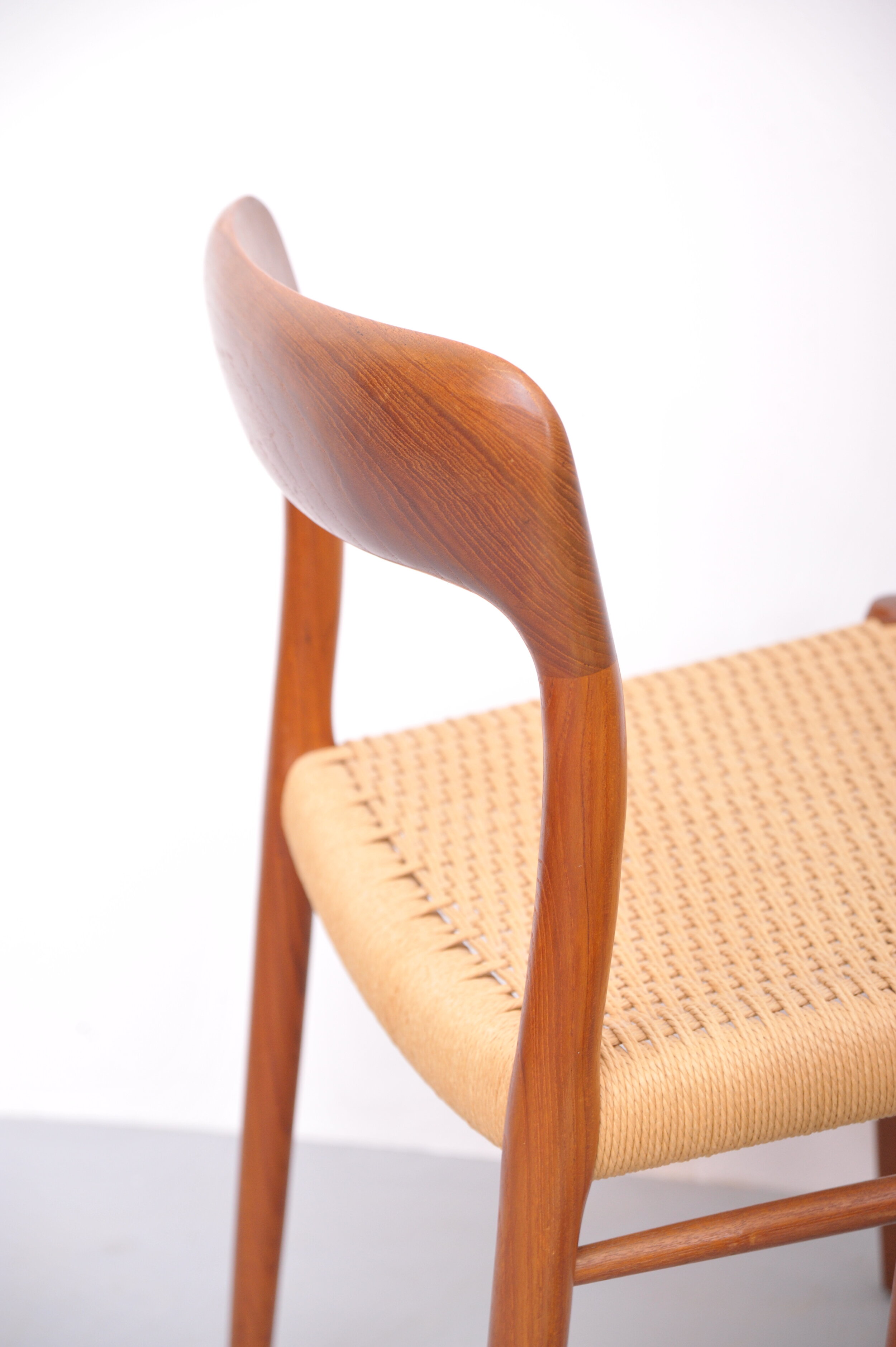 Niels-Otto-Moller-J.L.-Moller-TeakModell-75-Modell75-Papercord-Daenemark-Design-Skandinavisch-Rückenlehne.JPG