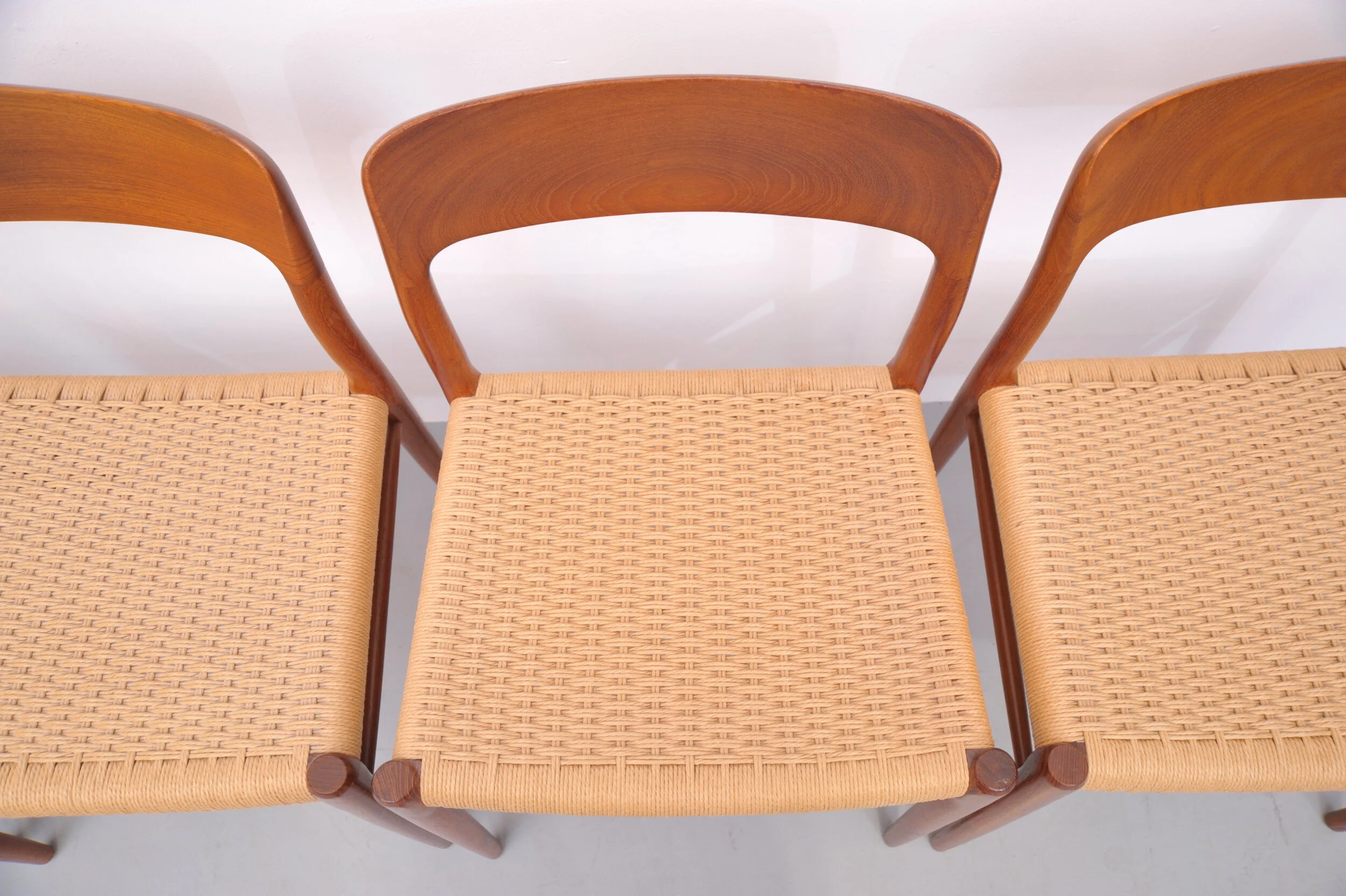 Niels-Otto-Moller-J.L.-Moller-TeakModell-75-Modell75-Papercord-Daenemark-Design-Skandinavisch-Sitz.JPG