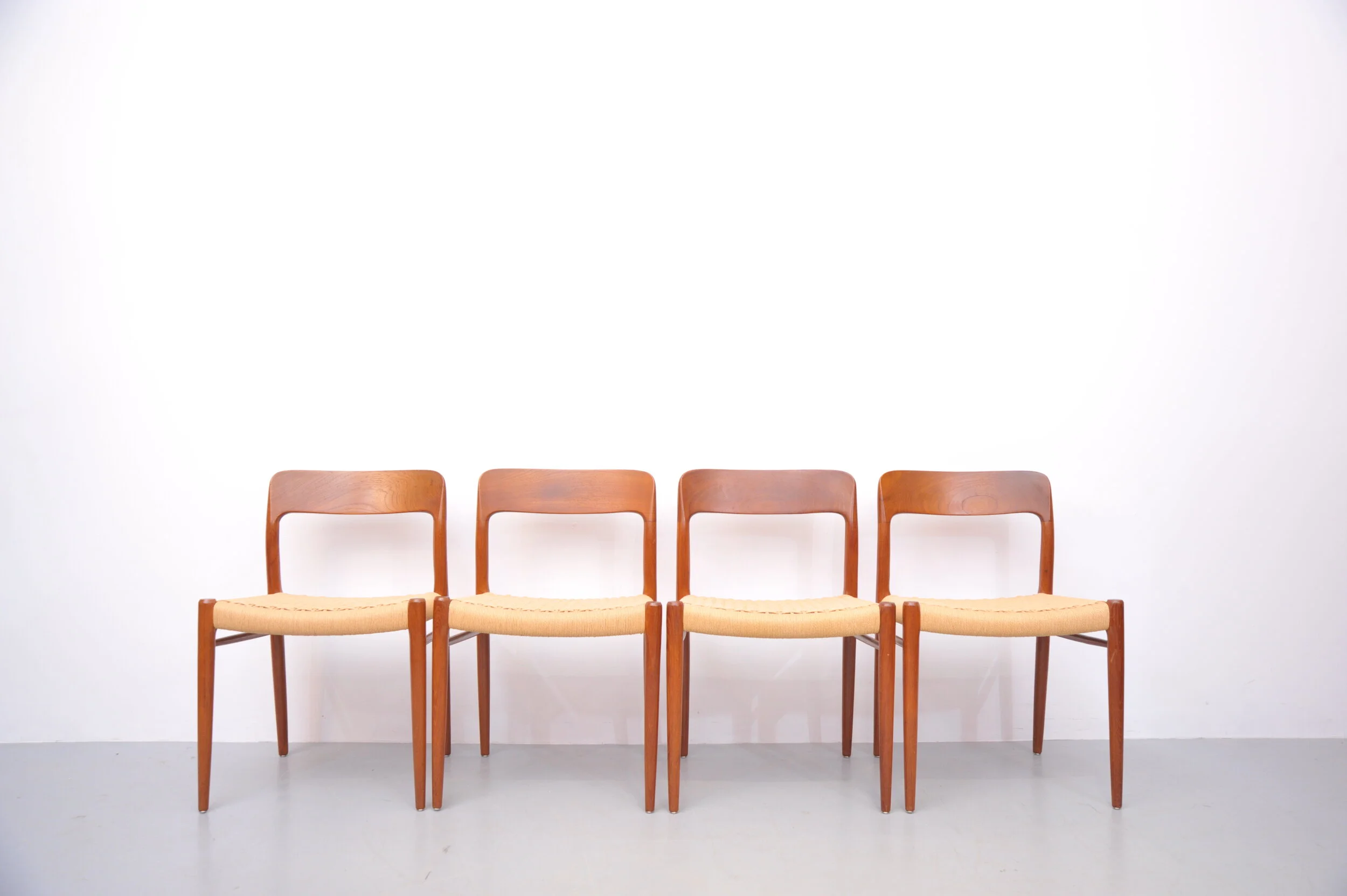 Niels-Otto-Moller-J.L.-Moller-TeakModell-75-Modell75-Papercord-Daenemark-Design-Skandinavisch-vorn.JPG