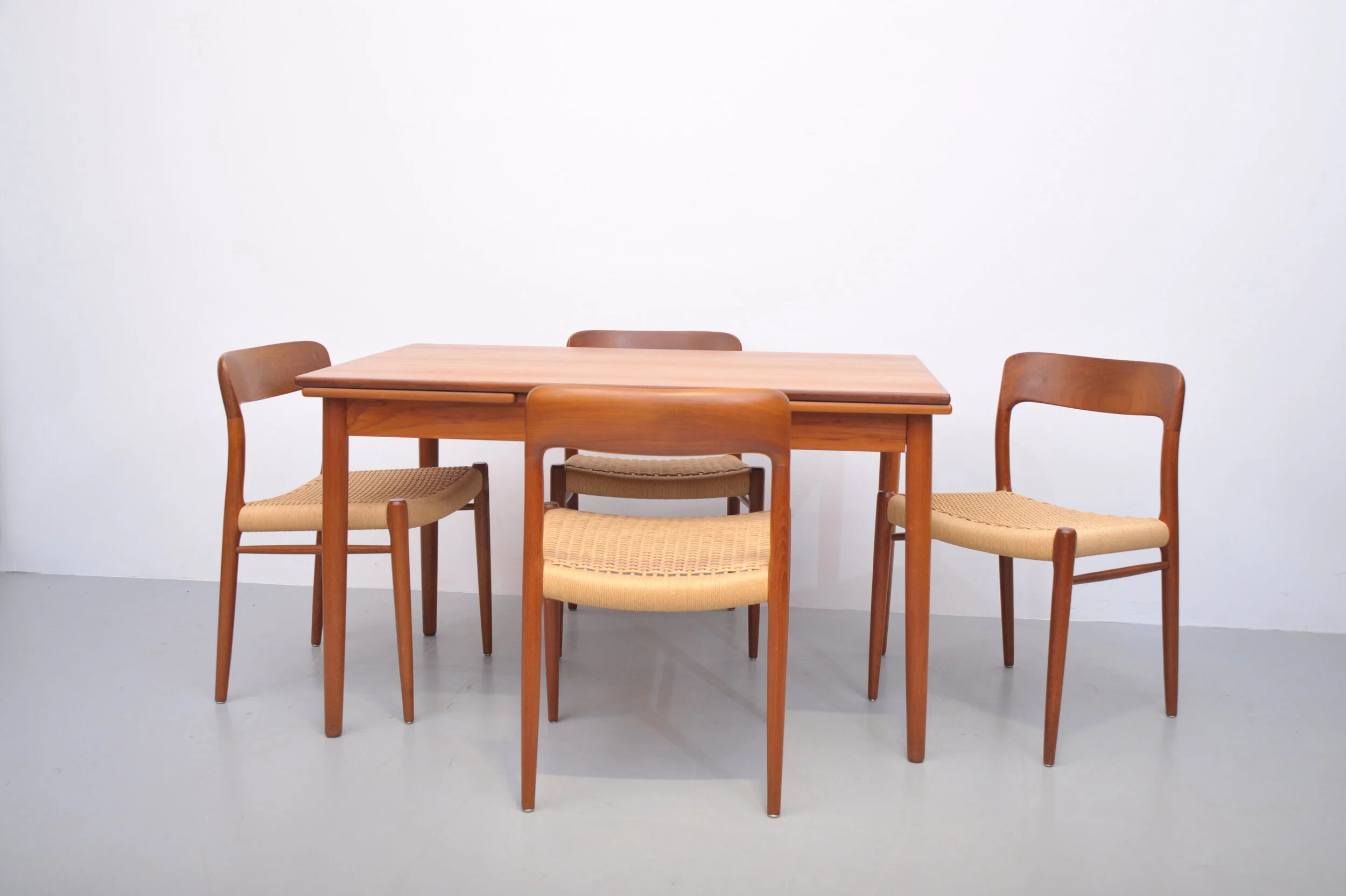 Esstisch-Teak-Skandinavisch-Ausziehbar-Stühle.JPG