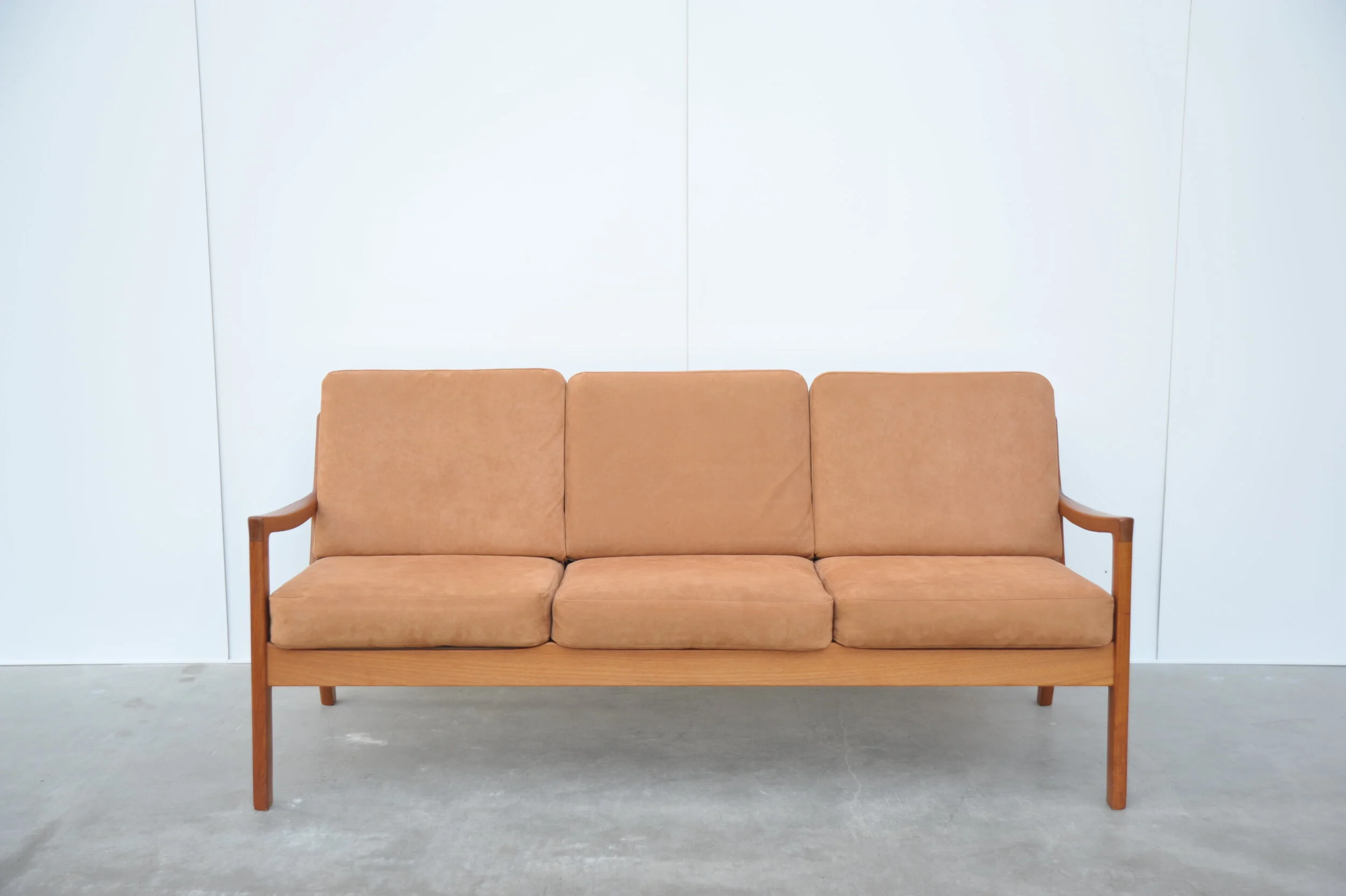 Ole-Wanscher-Sofa-Teak-Senator-Vinage-Dänemark-Midcentury-Alcantara.JPG