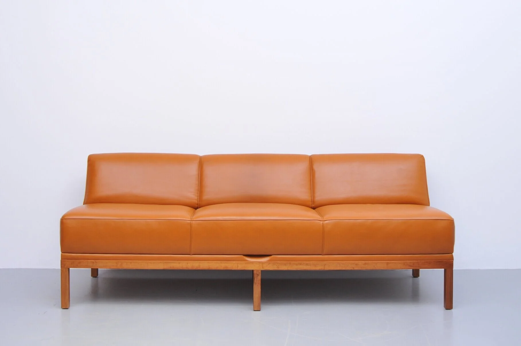 johannes-spalt-sofa-day-bed-wittmann-constanze-leder-front.jpg