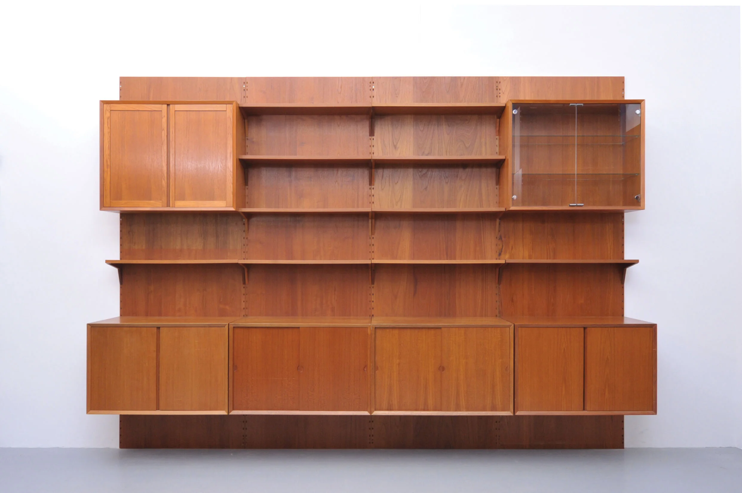 Cado-poul-cadovius-Teak-Royal-System-Regalsystem-Dänemark-Desigen-midcentury.jpg